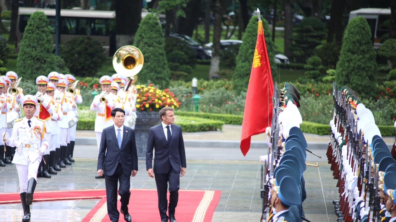 chu tich nuoc luong cuong chu tri le don tong thong phap emmanuel macron tham cap nha nuoc toi viet nam