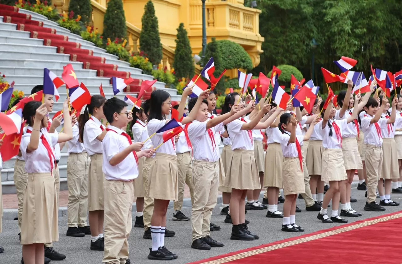 Nhận lời mời của Chủ tịch nước Cộng hòa xã hội chủ nghĩa Việt Nam Lương Cường, Tổng thống Cộng hòa Pháp Emmanuel Macron và phu nhân bắt đầu thăm cấp nhà nước đến Việt Nam từ ngày 25-27/5. (Ảnh: Thành Long)