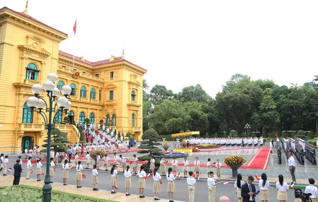 Phủ Chủ tịch, Lễ đón chính thức Tổng thống Pháp Emmanuel Macron và phu nhân. (Ảnh: Thành Long) Phủ Chủ tịch, Lễ đón chính thức Tổng thống Pháp Emmanuel Macron và phu nhân. (Ảnh: Thành Long)