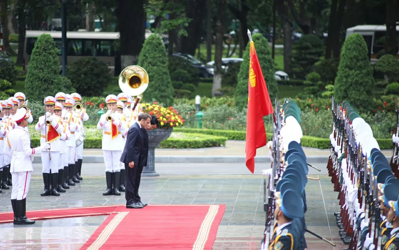 Sau nghi thức chào mừng, Chủ tịch nước Lương Cường và Tổng thống Emmanuel Macron cùng duyệt đội danh dự. (Ảnh: Thành Long)