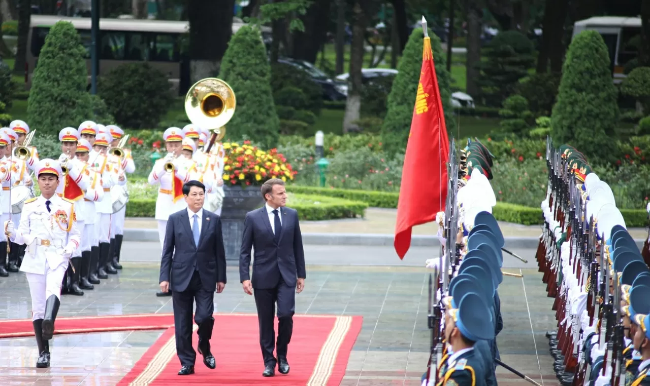Sau nghi thức chào mừng, Chủ tịch nước Lương Cường và Tổng thống Emmanuel Macron cùng duyệt đội danh dự. (Ảnh: Thành Long) Sau nghi thức chào mừng, Chủ tịch nước Lương Cường và Tổng thống Emmanuel Macron cùng duyệt đội danh dự. (Ảnh: Thành Long)
