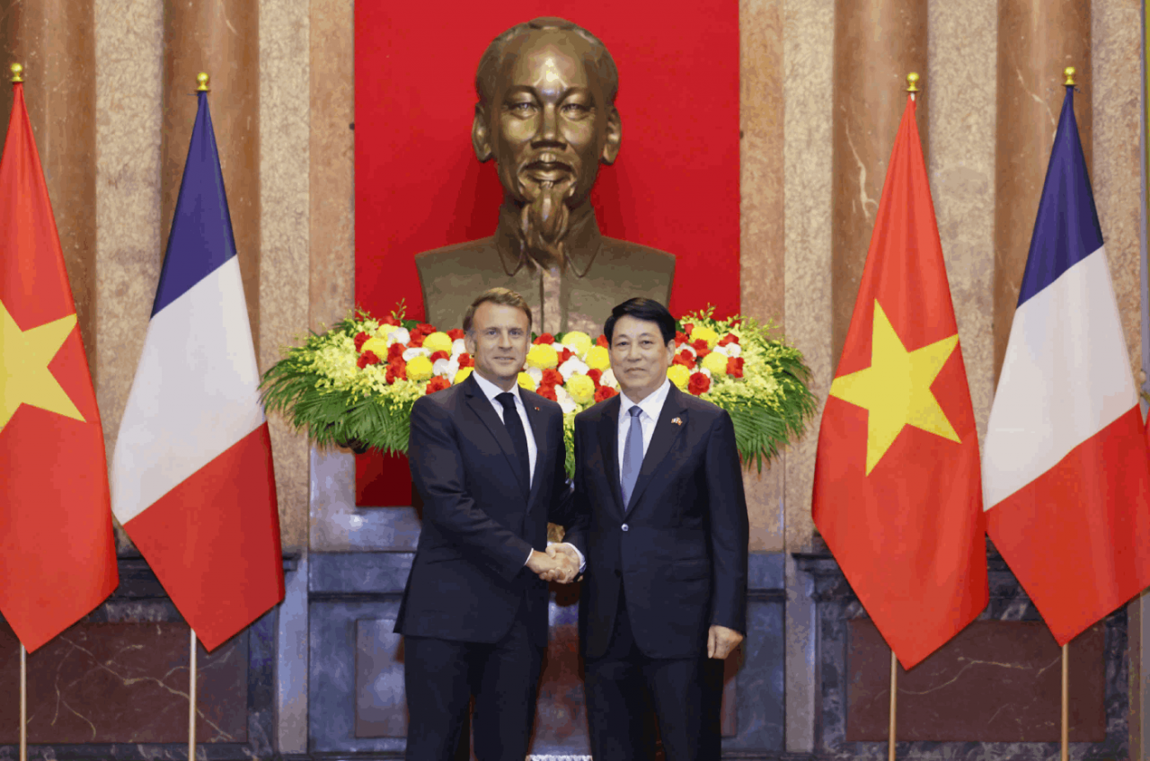 Chủ tịch nước Lương Cường và Tổng thống Emmanuel Macron chụp ảnh chung trước cuộc hội đàm.