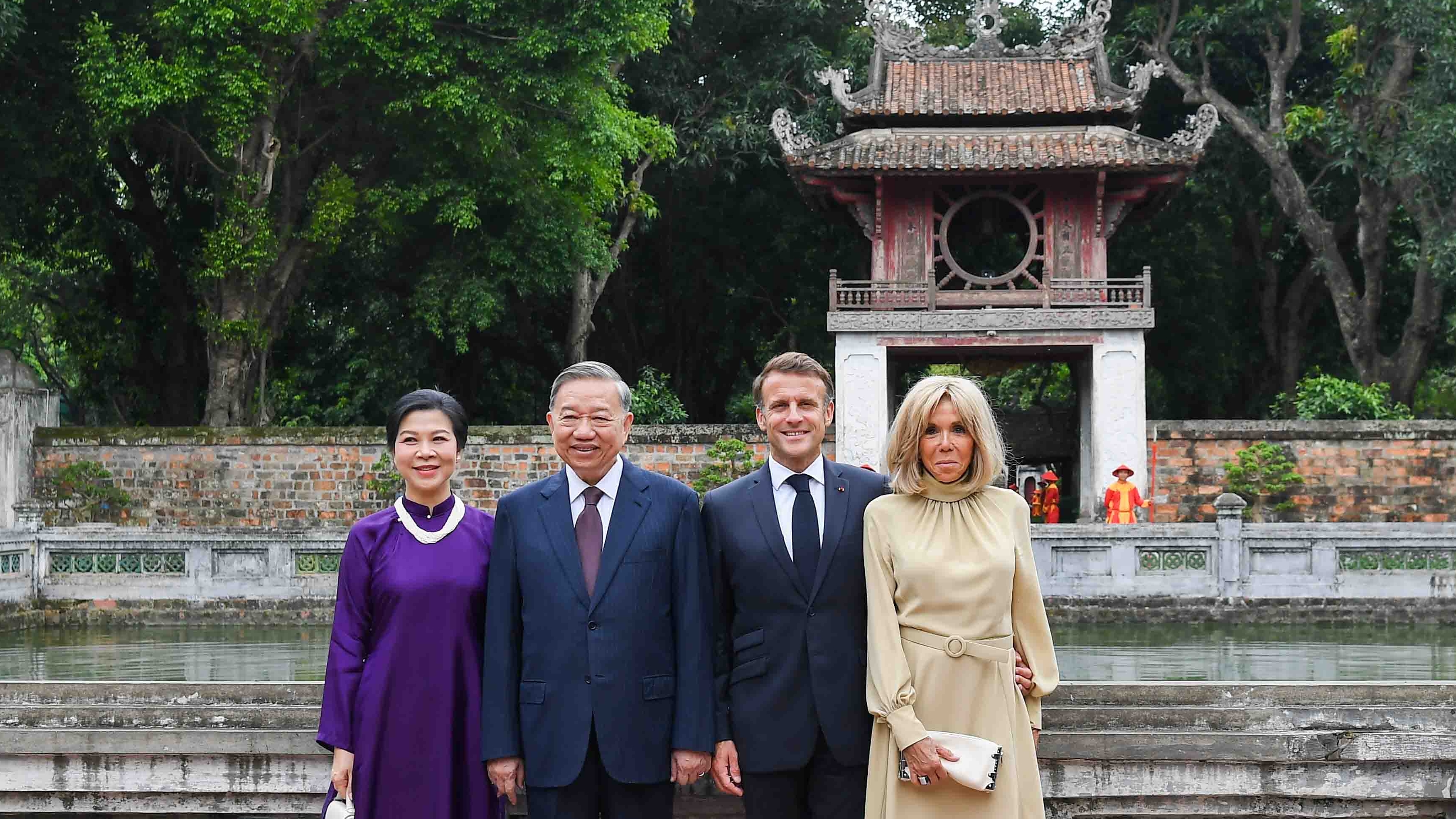 Tổng Bí thư Tô Lâm và Phu nhân cùng Tổng thống Emmanuel Macron và Phu nhân thăm Văn Miếu Quốc Tử Giám