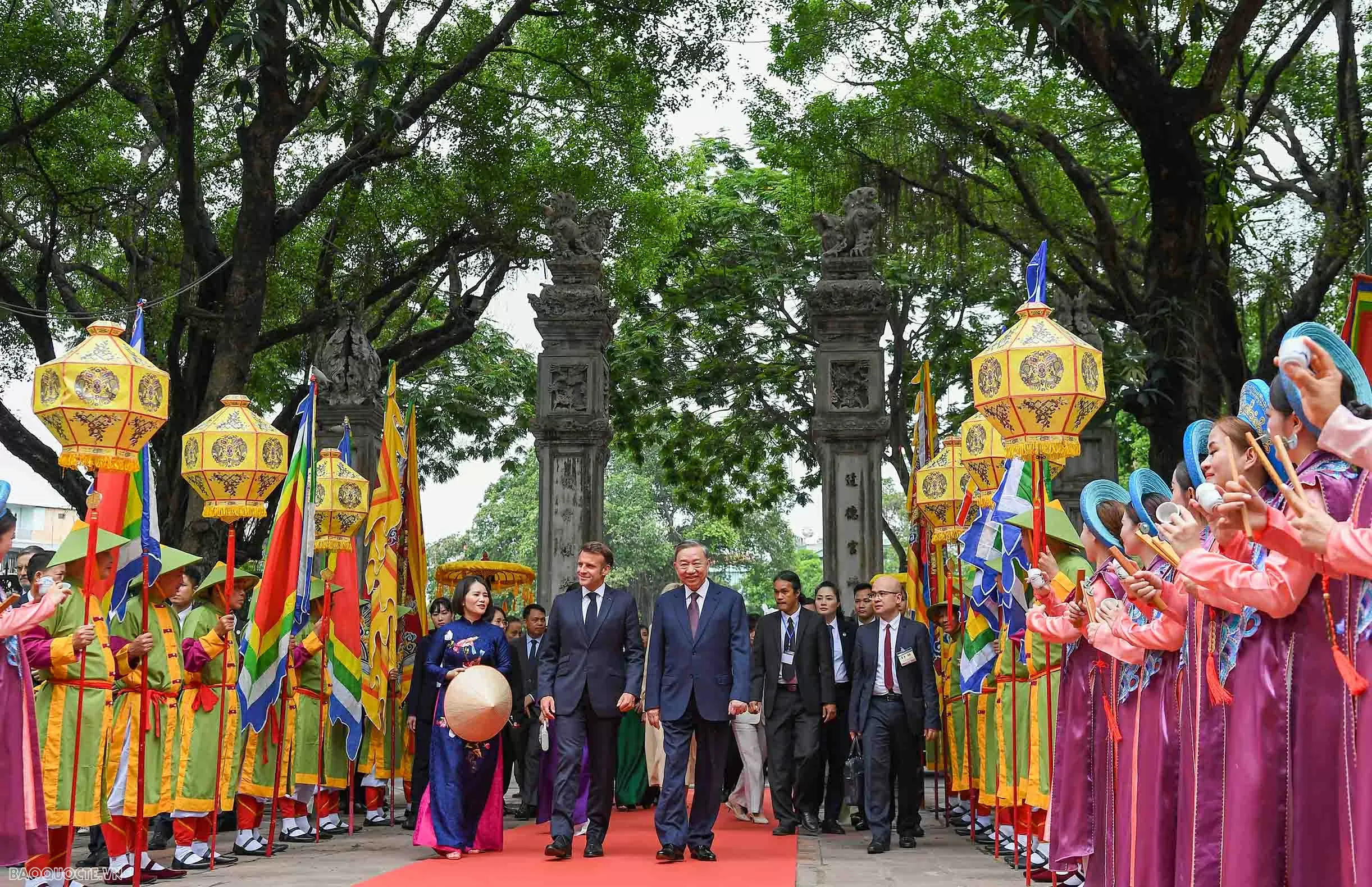 Tổng Bí thư Tô Lâm và Phu nhân cùng Tổng thống Pháp Emmanuel Macron và Phu nhân thăm Văn Miếu Quốc Tử Giám