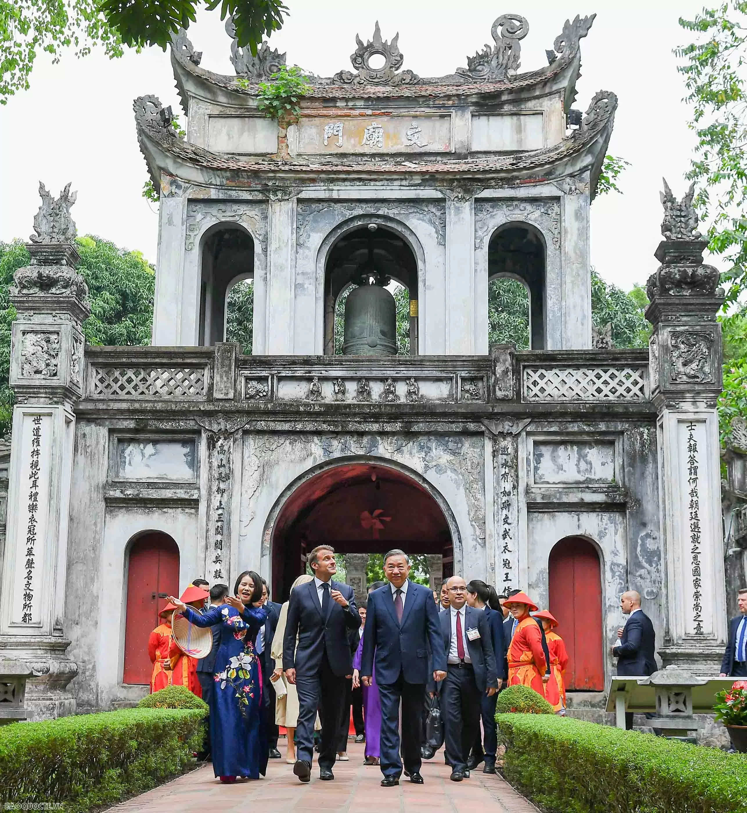 Tổng Bí thư Tô Lâm và Phu nhân cùng Tổng thống Pháp Emmanuel Macron và Phu nhân thăm Văn Miếu Quốc Tử Giám Tổng Bí thư Tô Lâm và Phu nhân cùng Tổng thống Pháp Emmanuel Macron và Phu nhân thăm Văn Miếu Quốc Tử Giám