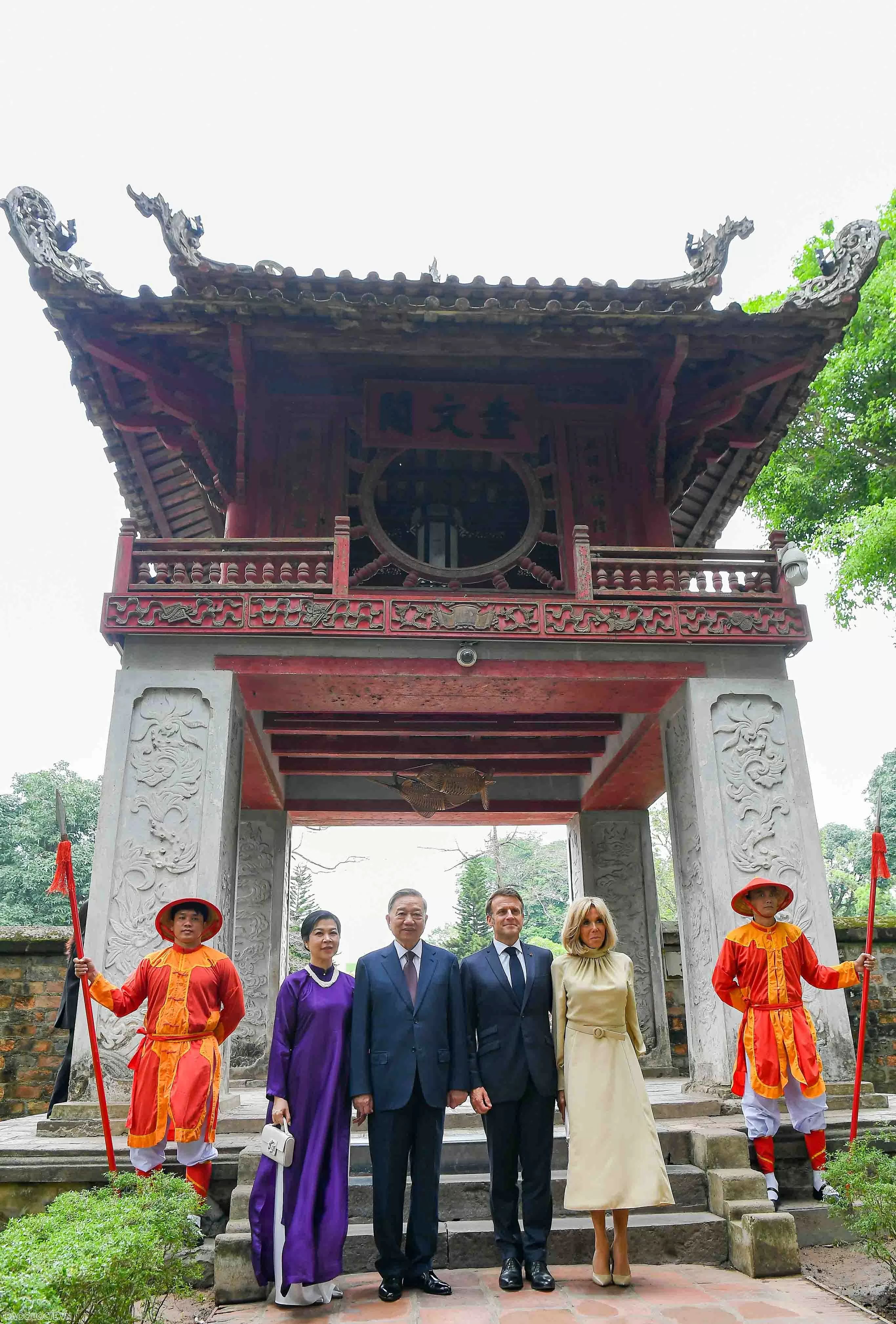 Tổng Bí thư Tô Lâm và Phu nhân cùng Tổng thống Pháp Emmanuel Macron và Phu nhân thăm Văn Miếu Quốc Tử Giám