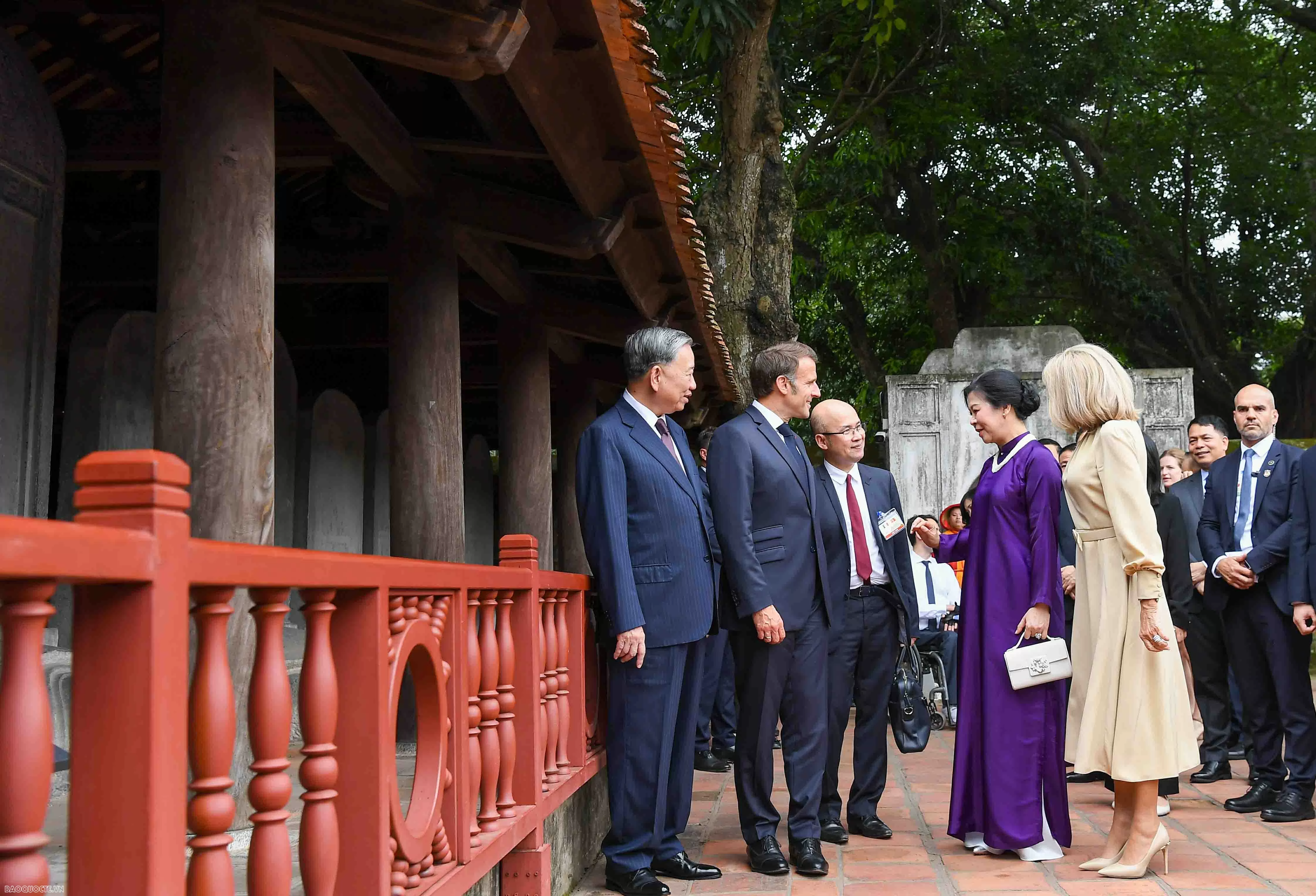 Tổng Bí thư Tô Lâm và Phu nhân cùng Tổng thống Pháp Emmanuel Macron và Phu nhân thăm Văn Miếu Quốc Tử Giám