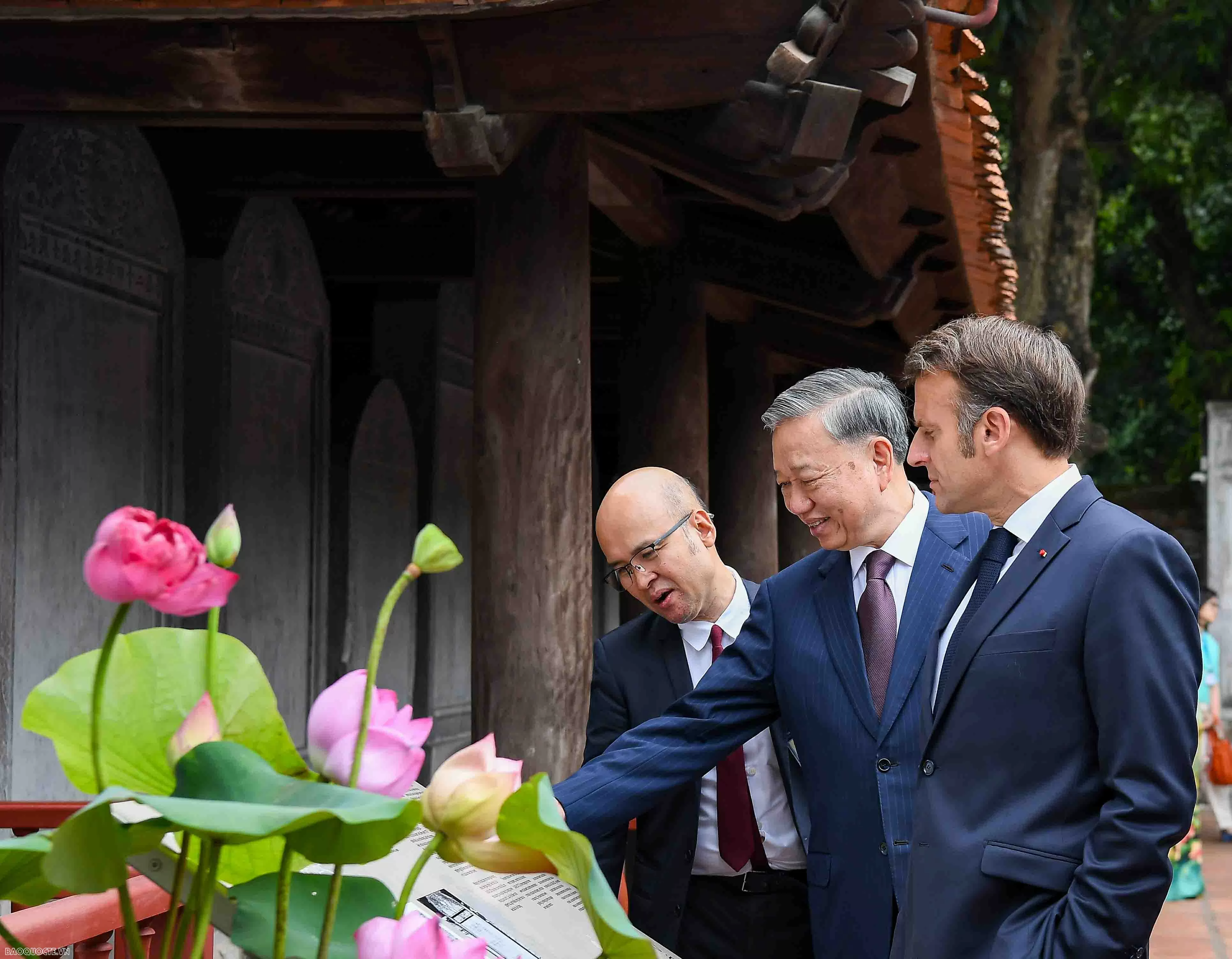 Tổng Bí thư Tô Lâm và Phu nhân cùng Tổng thống Pháp Emmanuel Macron và Phu nhân thăm Văn Miếu Quốc Tử Giám