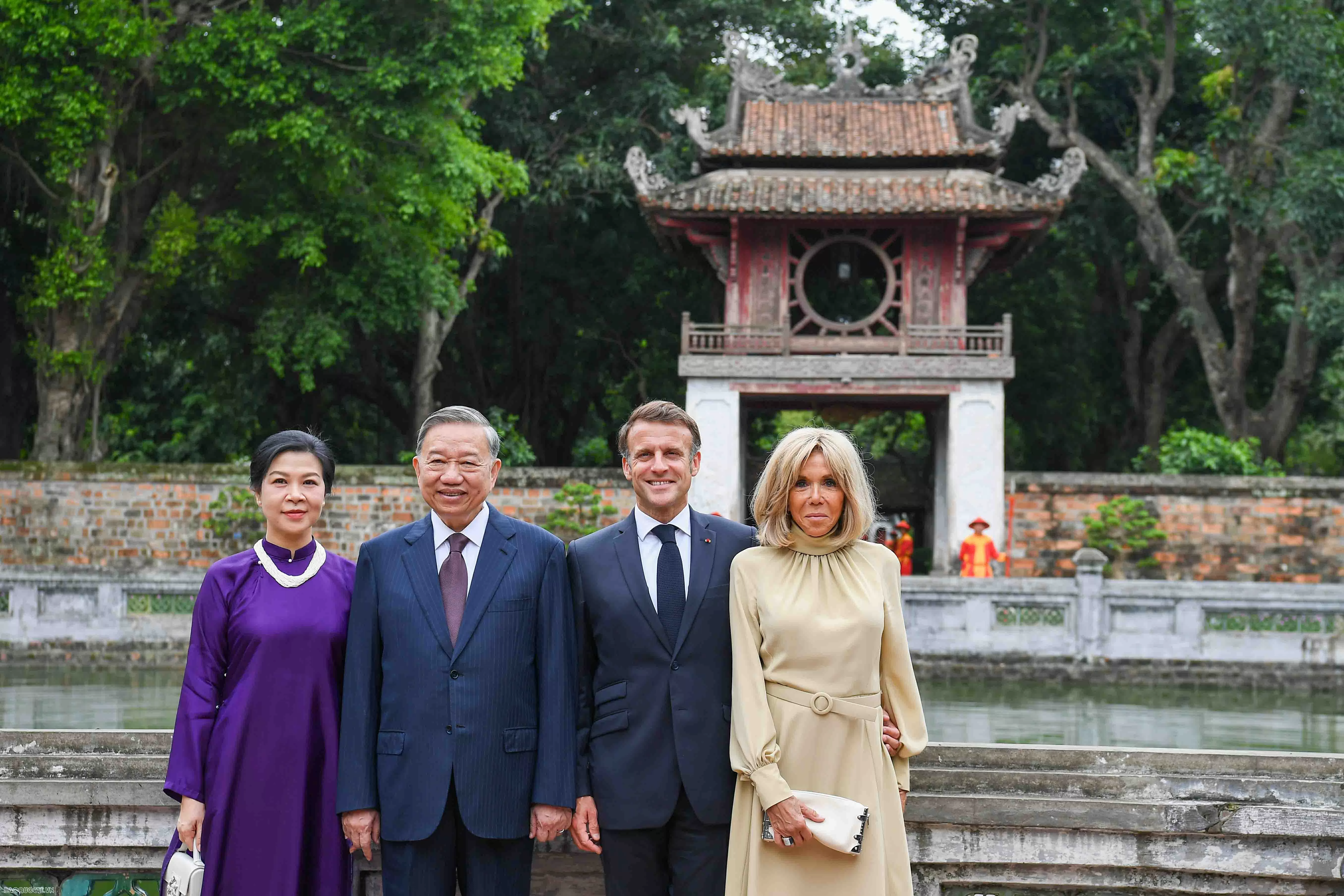 Tổng Bí thư Tô Lâm và Phu nhân cùng Tổng thống Pháp Emmanuel Macron và Phu nhân thăm Văn Miếu Quốc Tử Giám