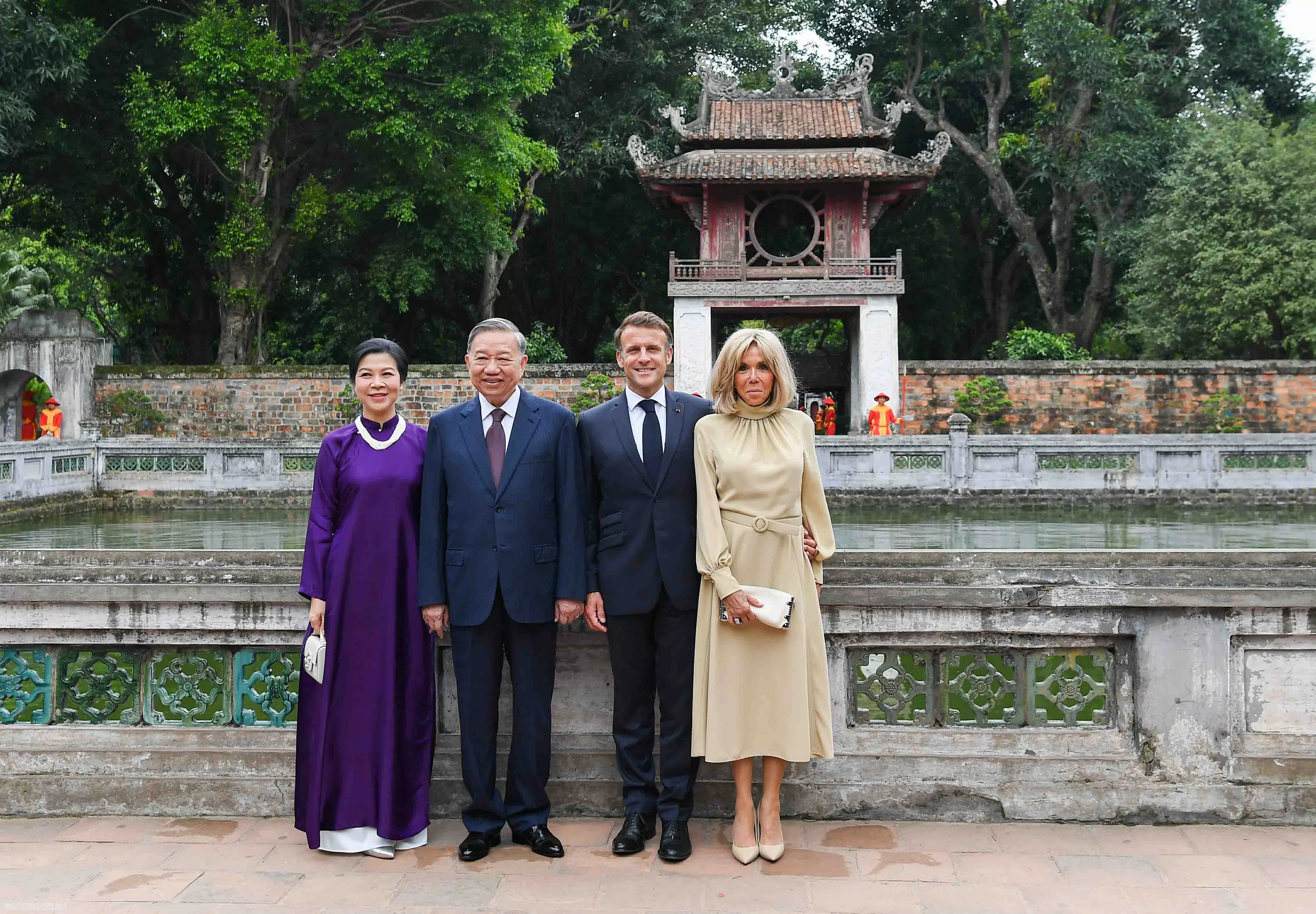 Tổng Bí thư Tô Lâm và Phu nhân cùng Tổng thống Pháp Emmanuel Macron và Phu nhân thăm Văn Miếu Quốc Tử Giám