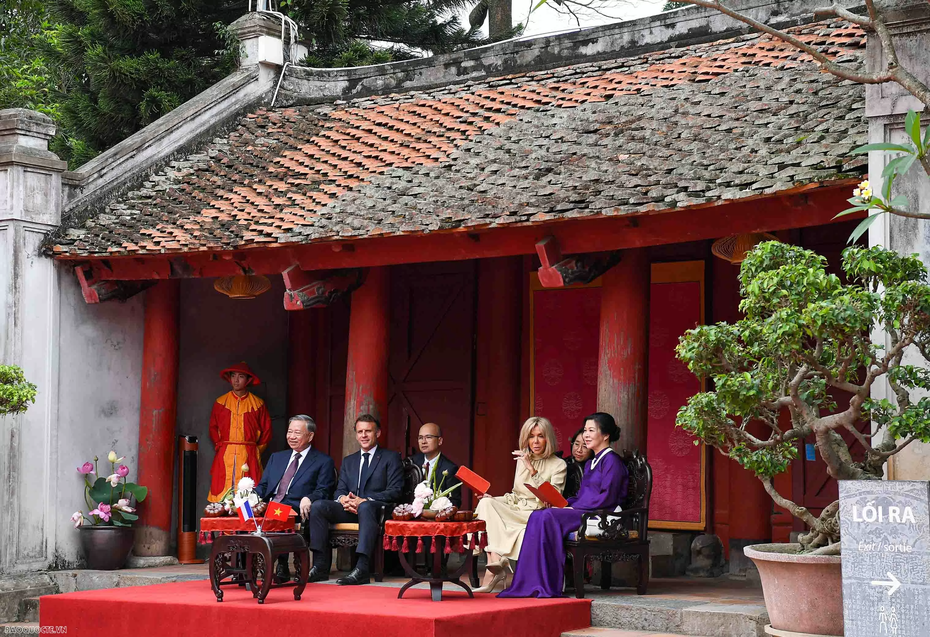 Tổng Bí thư Tô Lâm và Phu nhân cùng Tổng thống Pháp Emmanuel Macron và Phu nhân thăm Văn Miếu Quốc Tử Giám