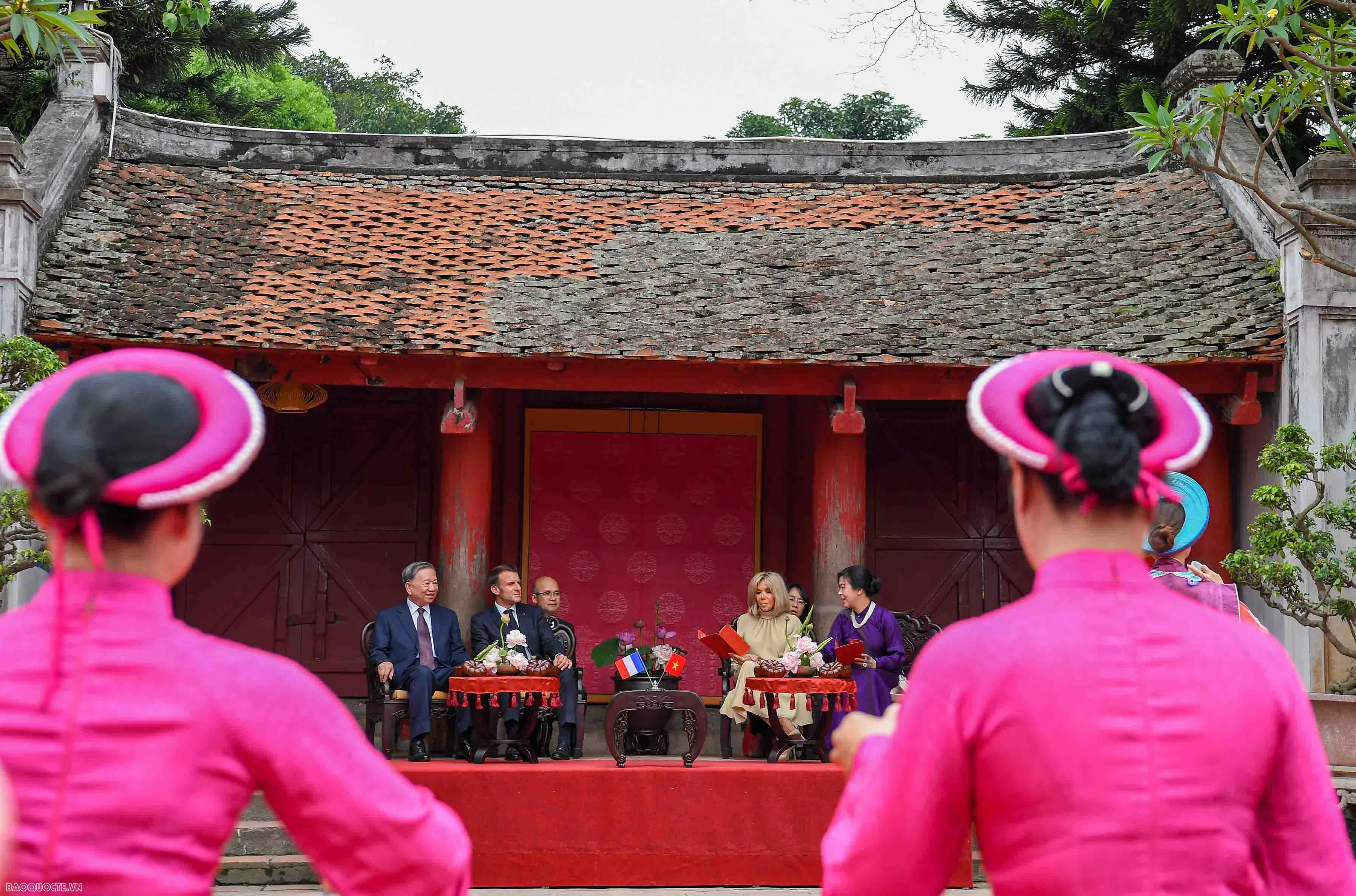 Tổng Bí thư Tô Lâm và Phu nhân cùng Tổng thống Pháp Emmanuel Macron và Phu nhân thăm Văn Miếu Quốc Tử Giám