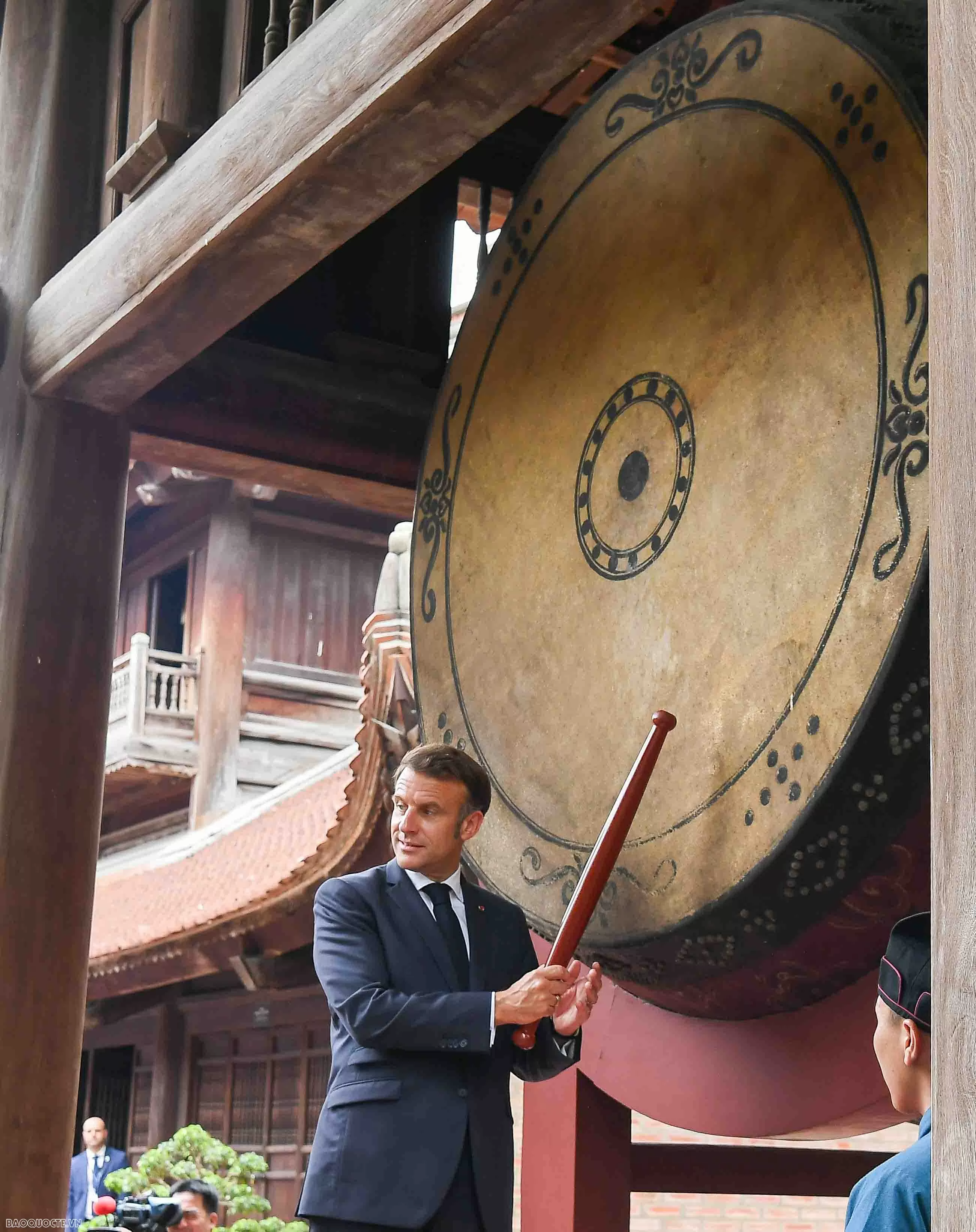 Tổng Bí thư Tô Lâm và Phu nhân cùng Tổng thống Pháp Emmanuel Macron và Phu nhân thăm Văn Miếu Quốc Tử Giám