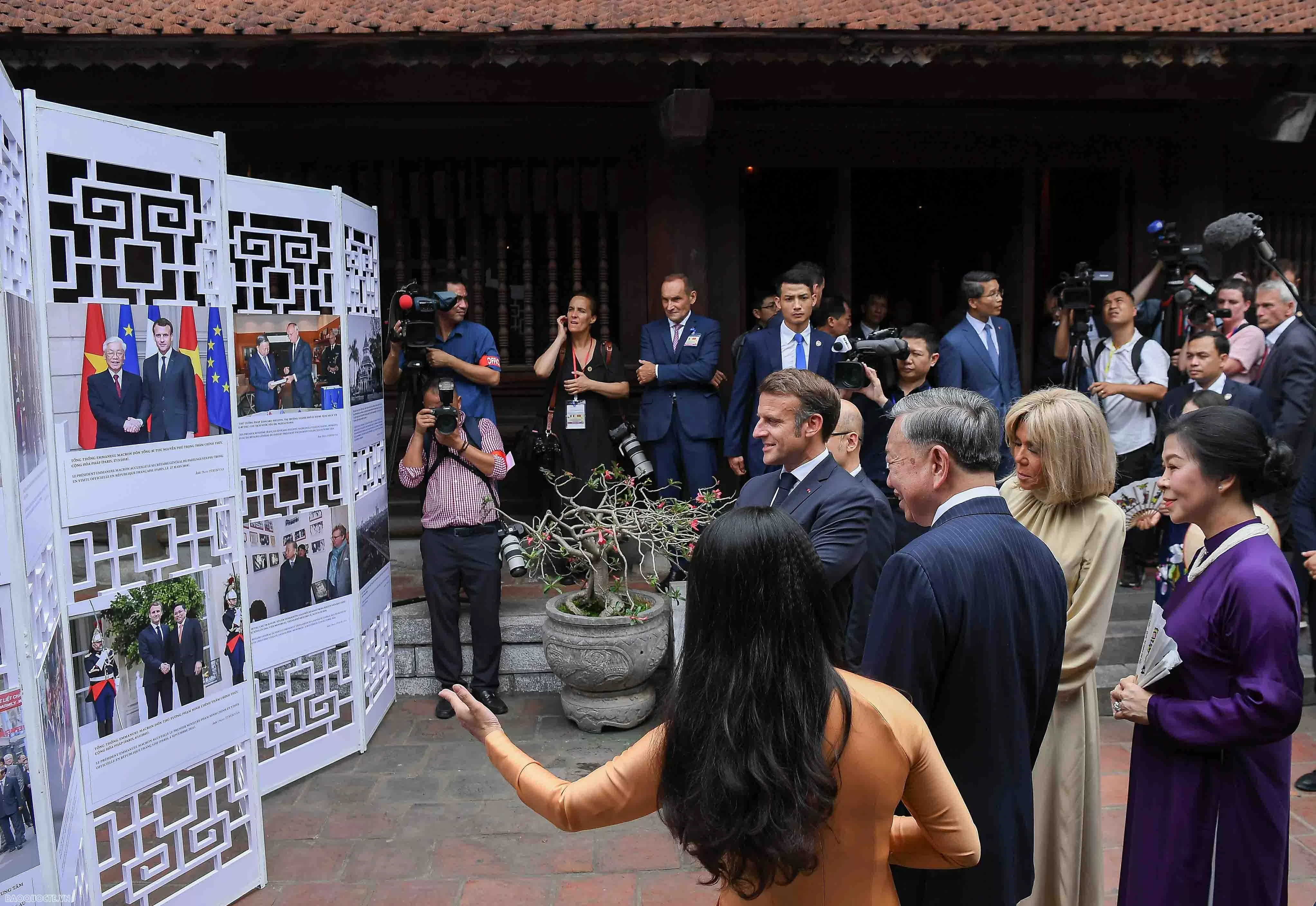 Tổng Bí thư Tô Lâm và Phu nhân cùng Tổng thống Pháp Emmanuel Macron và Phu nhân thăm Văn Miếu Quốc Tử Giám
