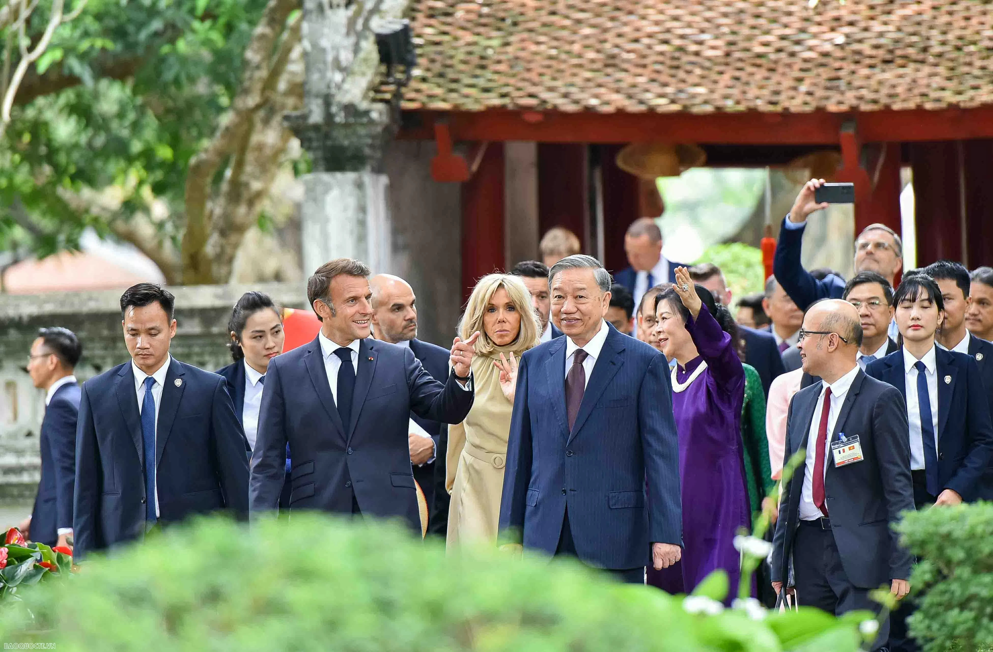 Tổng Bí thư Tô Lâm và Phu nhân cùng Tổng thống Pháp Emmanuel Macron và Phu nhân thăm Văn Miếu Quốc Tử Giám