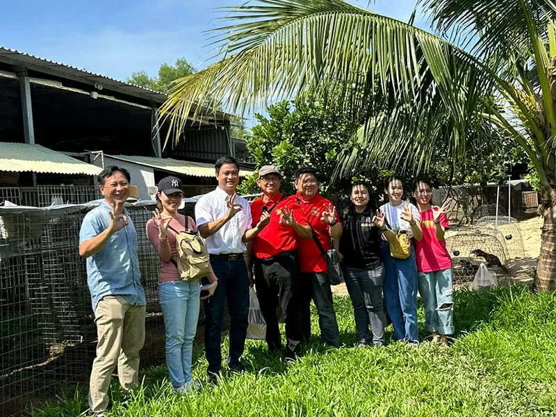 Đoàn Khách Philippines đến tham quan gà nòi tại trang trại của doanh nhân Phạm Thanh Việt