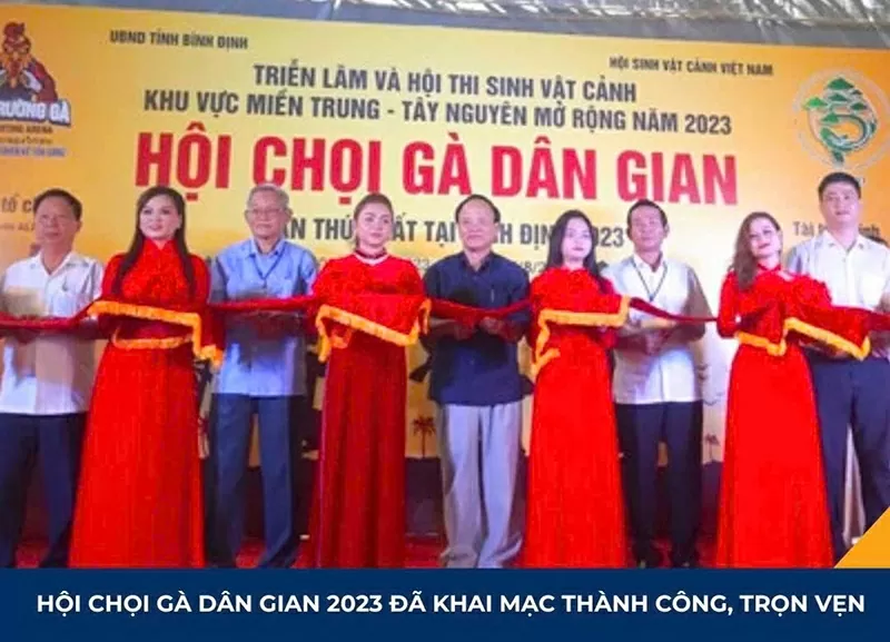 Doanh nhân Phạm Thanh Việt (ngoài cùng bên phải) tham gia lễ cắt băng khai mạc Hội chọi gà dân gian lần thứ nhất tại Quy Nhơn tháng 8/2023.