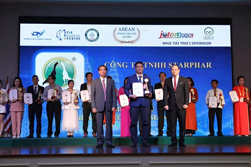 Doanh nhân Phạm Thanh Việt nhà sáng lập Ba Bảo Farm nhận Top 10 thương hiệu mạnh Asean tại Malaysia năm 2023.