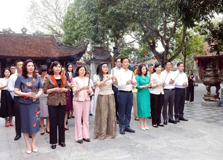 Phu nhân Lê Thị Bích Trân và các đại biểu tham quan, dâng hương tại Đền Đô ngày 21/4. Ảnh: VGP/Thùy Linh