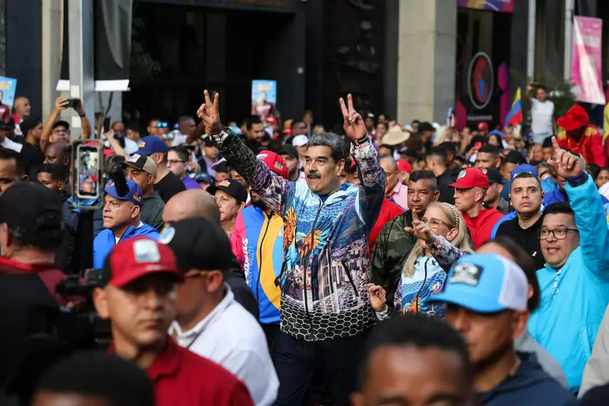 Bầu cử Venezuela: Đảng cầm quyền chiến thắng, Caracas đánh bại các 'âm mưu khủng bố' phá hoại, Tổng thống Maduro thông báo hoãn cải cách Hiến pháp Bầu cử Venezuela: Đảng cầm quyền chiến thắng, Caracas đánh bại các 'âm mưu khủng bố' phá hoại, Tổng thống Maduro thông báo hoãn cải cách Hiến pháp