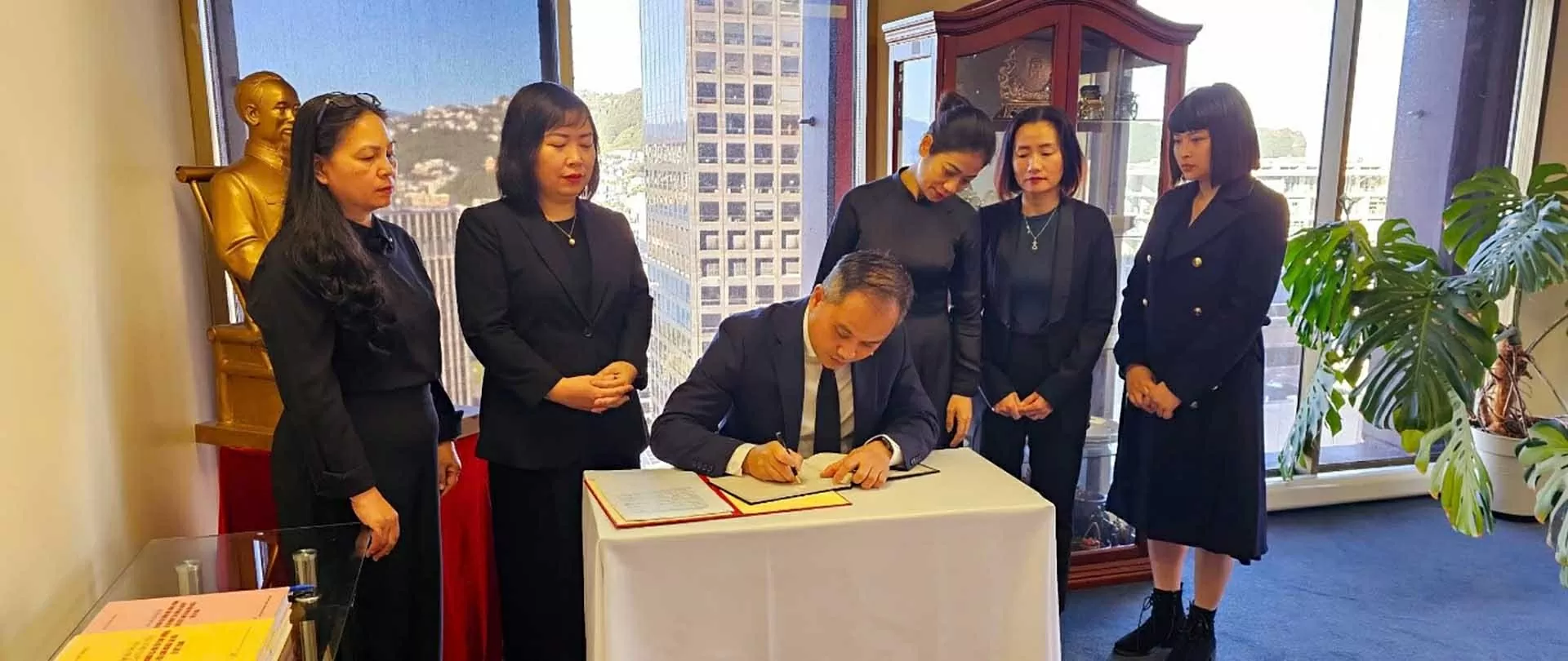 Lễ viếng và ghi sổ tang tưởng niệm nguyên Chủ tịch nước Trần Đức Lương tại New Zealand Lễ viếng và ghi sổ tang tưởng niệm nguyên Chủ tịch nước Trần Đức Lương tại New Zealand