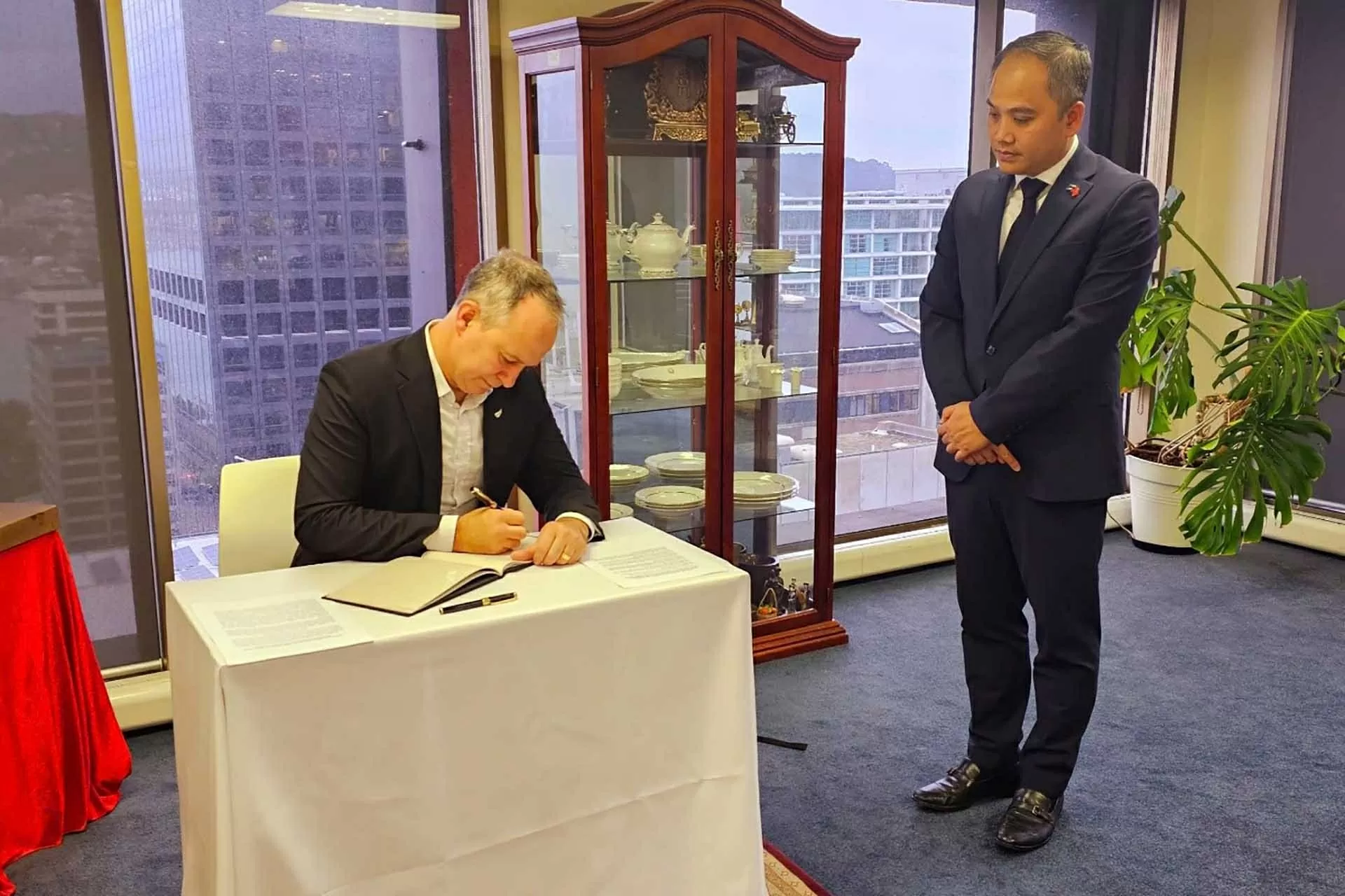 Lễ viếng và ghi sổ tang tưởng niệm nguyên Chủ tịch nước Trần Đức Lương tại New Zealand Lễ viếng và ghi sổ tang tưởng niệm nguyên Chủ tịch nước Trần Đức Lương tại New Zealand