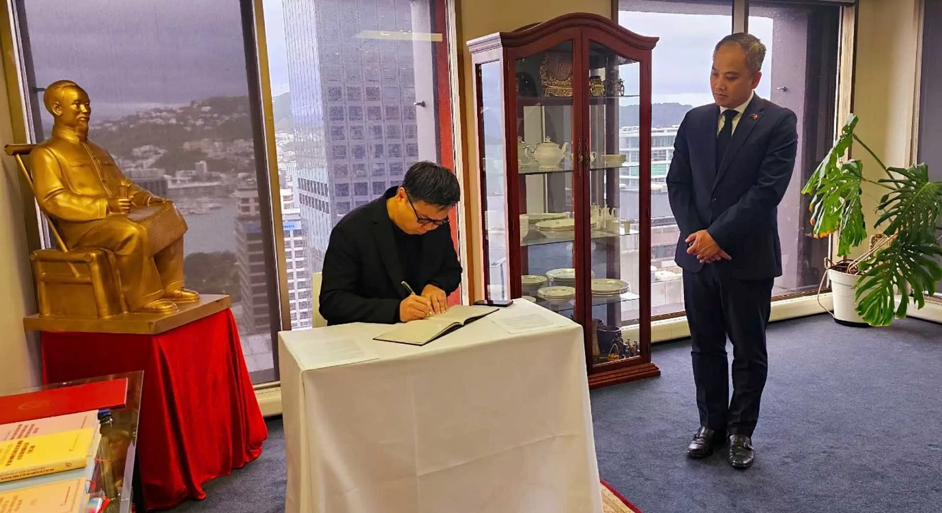 Lễ viếng và ghi sổ tang tưởng niệm nguyên Chủ tịch nước Trần Đức Lương tại New Zealand