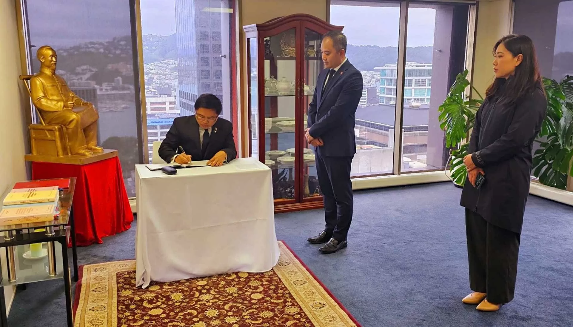 Lễ viếng và ghi sổ tang tưởng niệm nguyên Chủ tịch nước Trần Đức Lương tại New Zealand Lễ viếng và ghi sổ tang tưởng niệm nguyên Chủ tịch nước Trần Đức Lương tại New Zealand