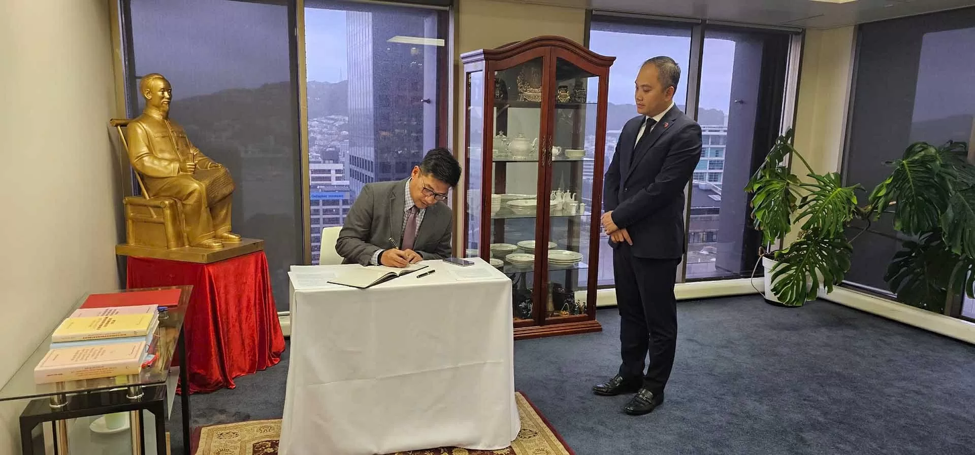 Lễ viếng và ghi sổ tang tưởng niệm nguyên Chủ tịch nước Trần Đức Lương tại New Zealand Lễ viếng và ghi sổ tang tưởng niệm nguyên Chủ tịch nước Trần Đức Lương tại New Zealand