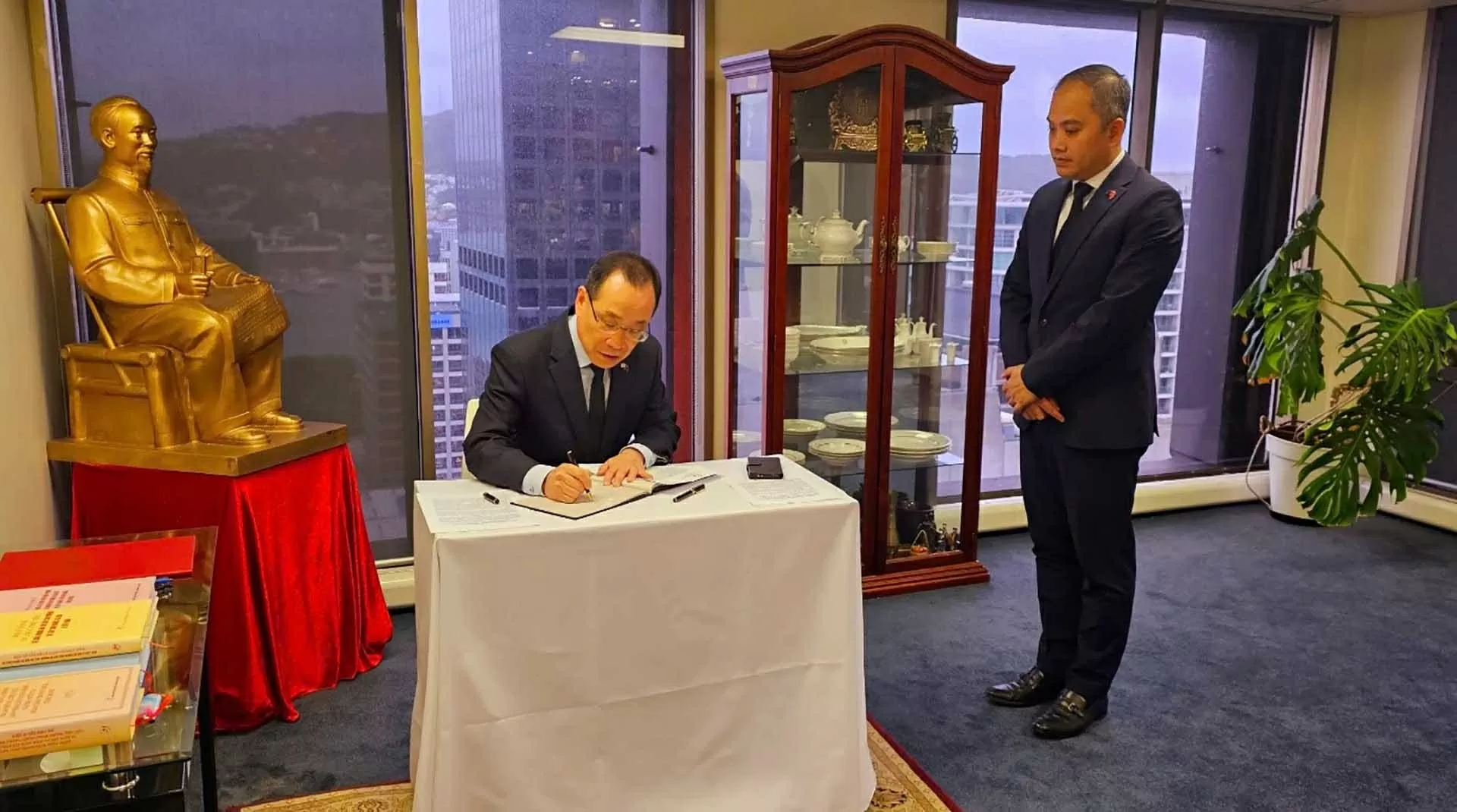 Lễ viếng và ghi sổ tang tưởng niệm nguyên Chủ tịch nước Trần Đức Lương tại New Zealand