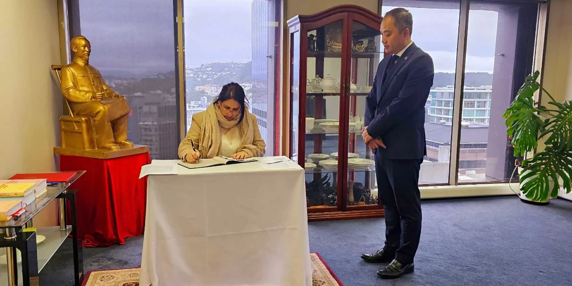 Lễ viếng và ghi sổ tang tưởng niệm nguyên Chủ tịch nước Trần Đức Lương tại New Zealand Lễ viếng và ghi sổ tang tưởng niệm nguyên Chủ tịch nước Trần Đức Lương tại New Zealand