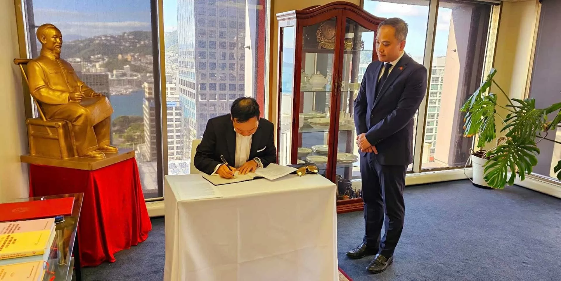 Lễ viếng và ghi sổ tang tưởng niệm nguyên Chủ tịch nước Trần Đức Lương tại New Zealand Lễ viếng và ghi sổ tang tưởng niệm nguyên Chủ tịch nước Trần Đức Lương tại New Zealand