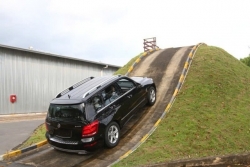 Cách lùi xe ô tô xuống dốc an toàn cho lái mới