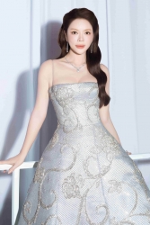 Người đẹp Lý Nhã Kỳ kiêu sa, tỏa sáng trong thiết kế đầm dạ hội