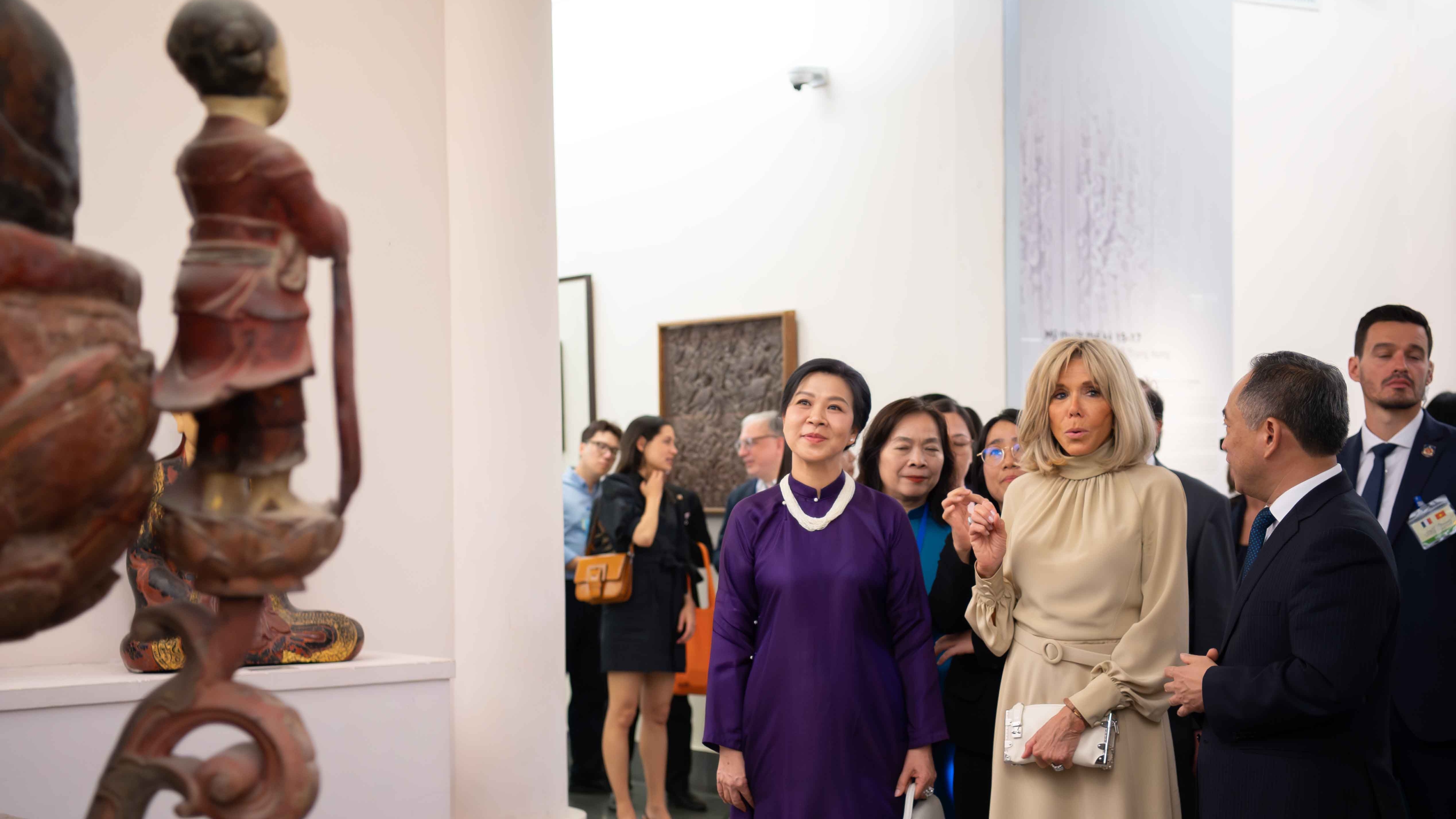 Phu nhân Tổng Bí thư và Phu nhân Tổng thống Pháp chiêm ngưỡng Bảo vật quốc gia Việt Nam