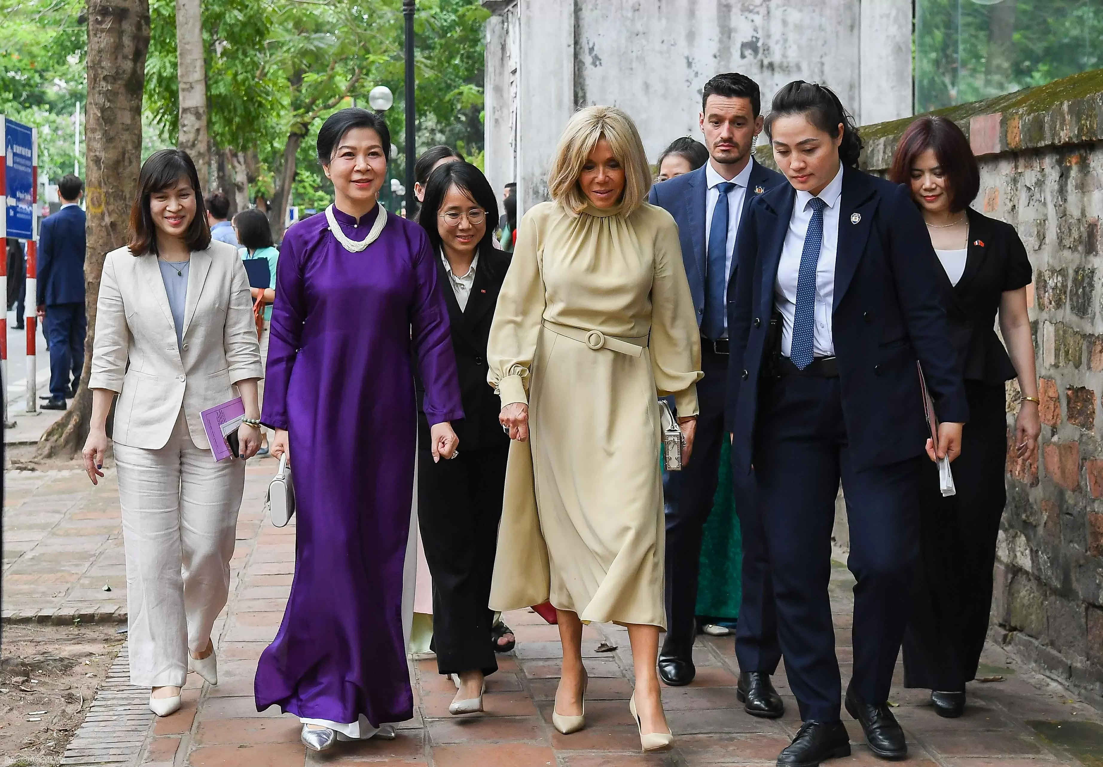 Phu nhân Tổng Bí thư và Phu nhân Tổng thống Pháp chiêm ngưỡng Bảo vật quốc gia Việt Nam