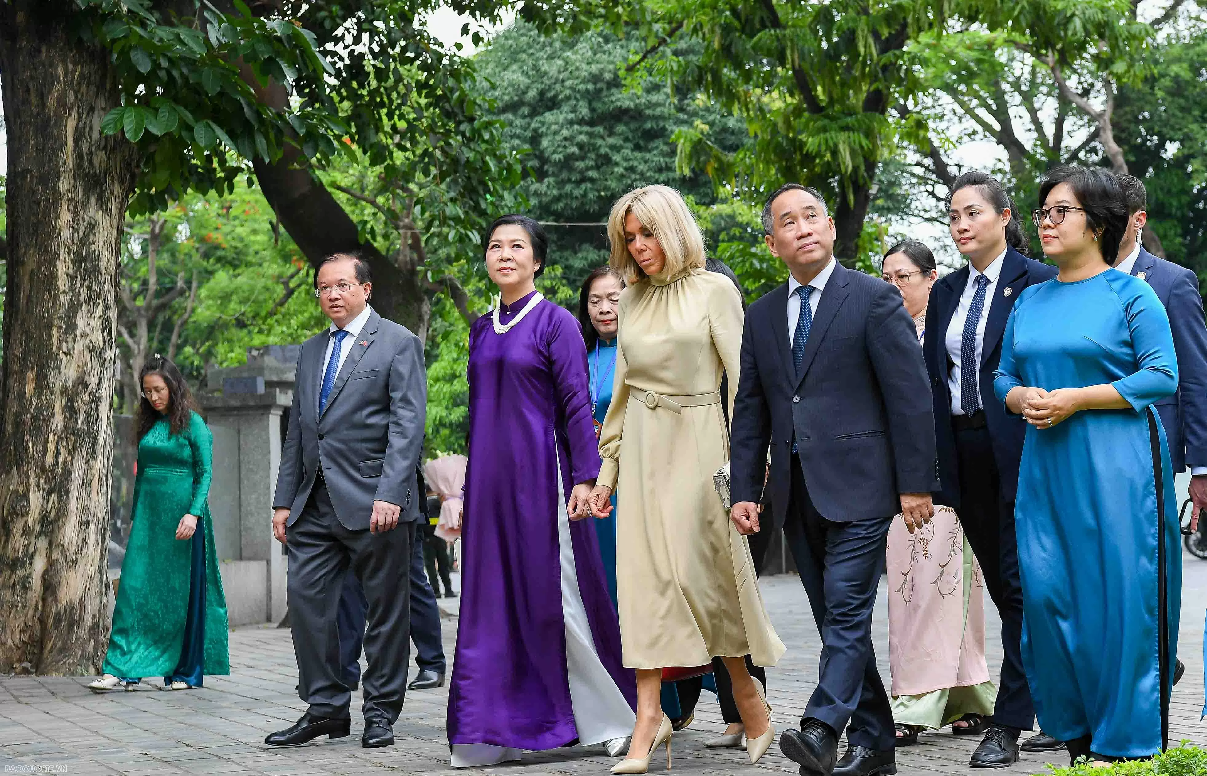Phu nhân Tổng Bí thư và Phu nhân Tổng thống Pháp chiêm ngưỡng Bảo vật quốc gia Việt Nam