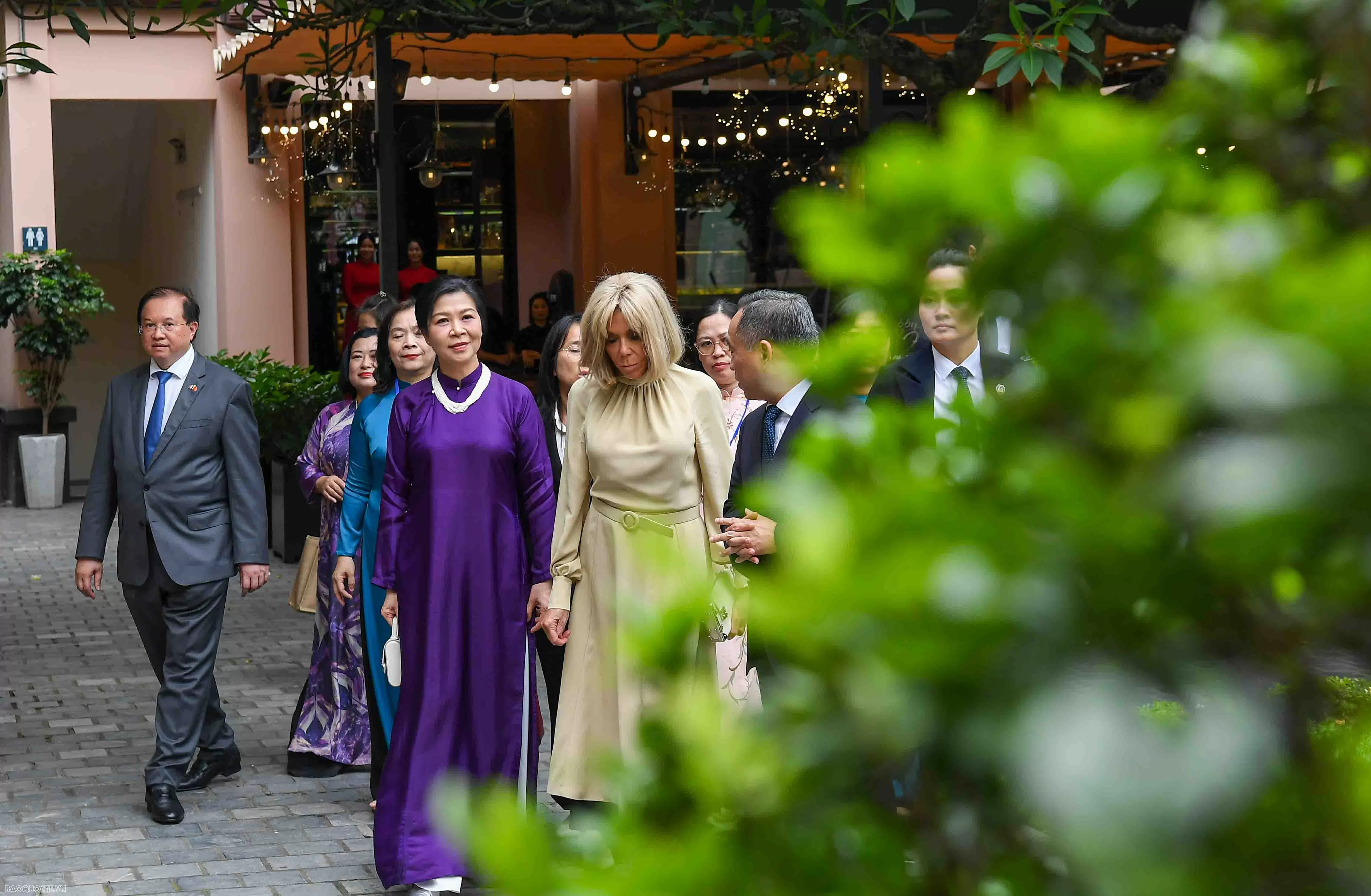 Phu nhân Tổng Bí thư và Phu nhân Tổng thống Pháp chiêm ngưỡng Bảo vật quốc gia Việt Nam