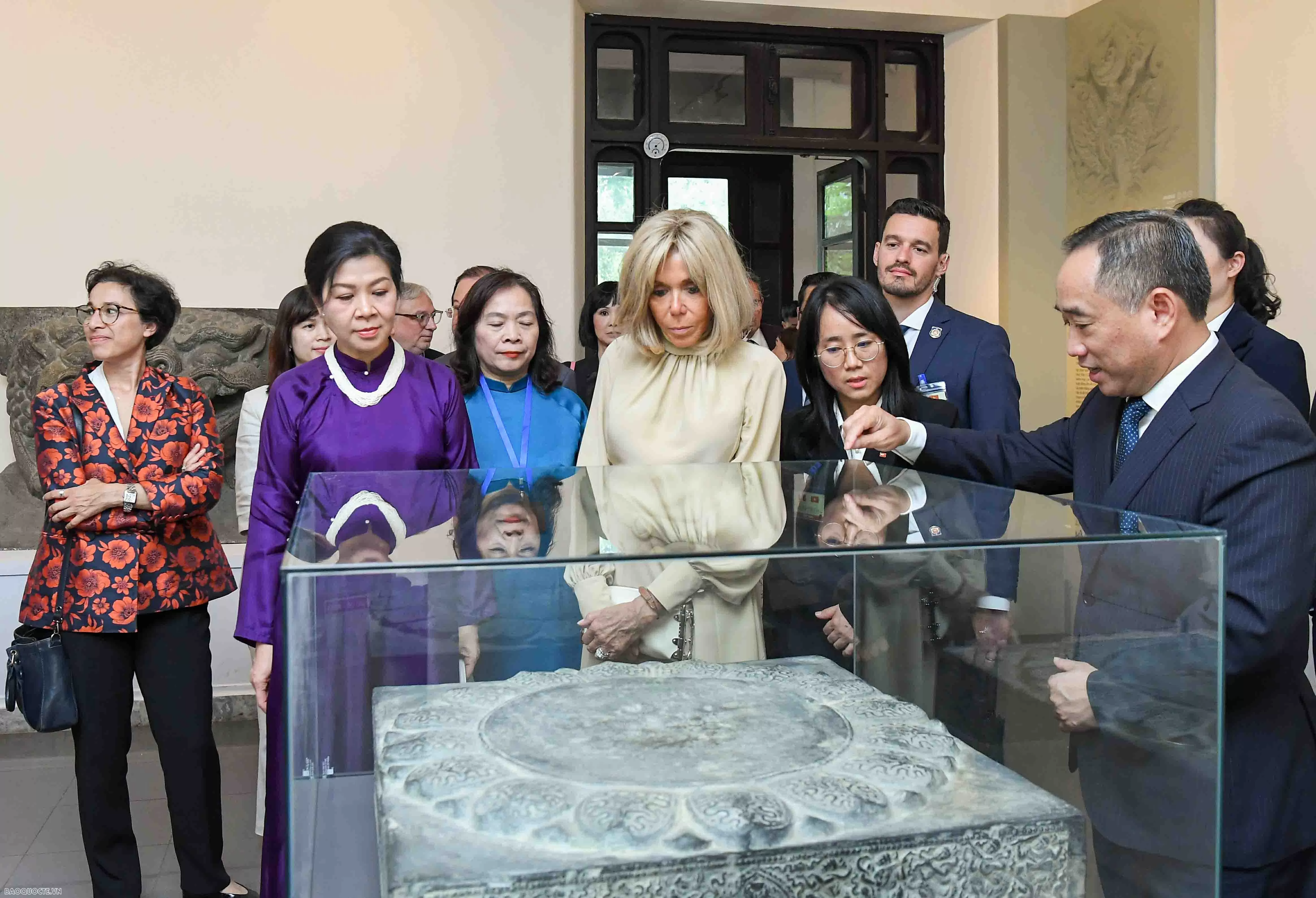 Phu nhân Tổng Bí thư và Phu nhân Tổng thống Pháp chiêm ngưỡng Bảo vật quốc gia Việt Nam