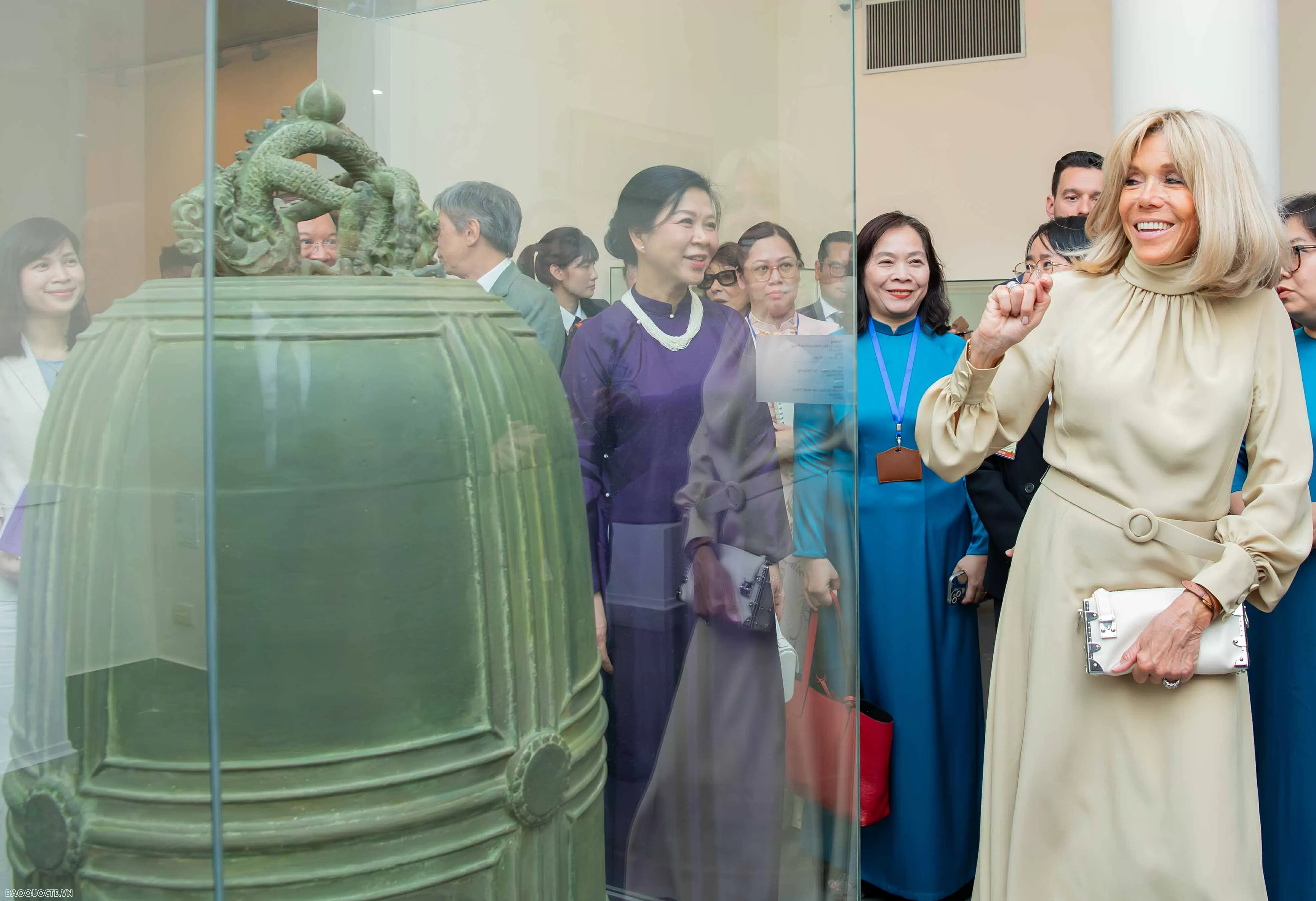 Phu nhân Tổng Bí thư và Phu nhân Tổng thống Pháp chiêm ngưỡng Bảo vật quốc gia Việt Nam