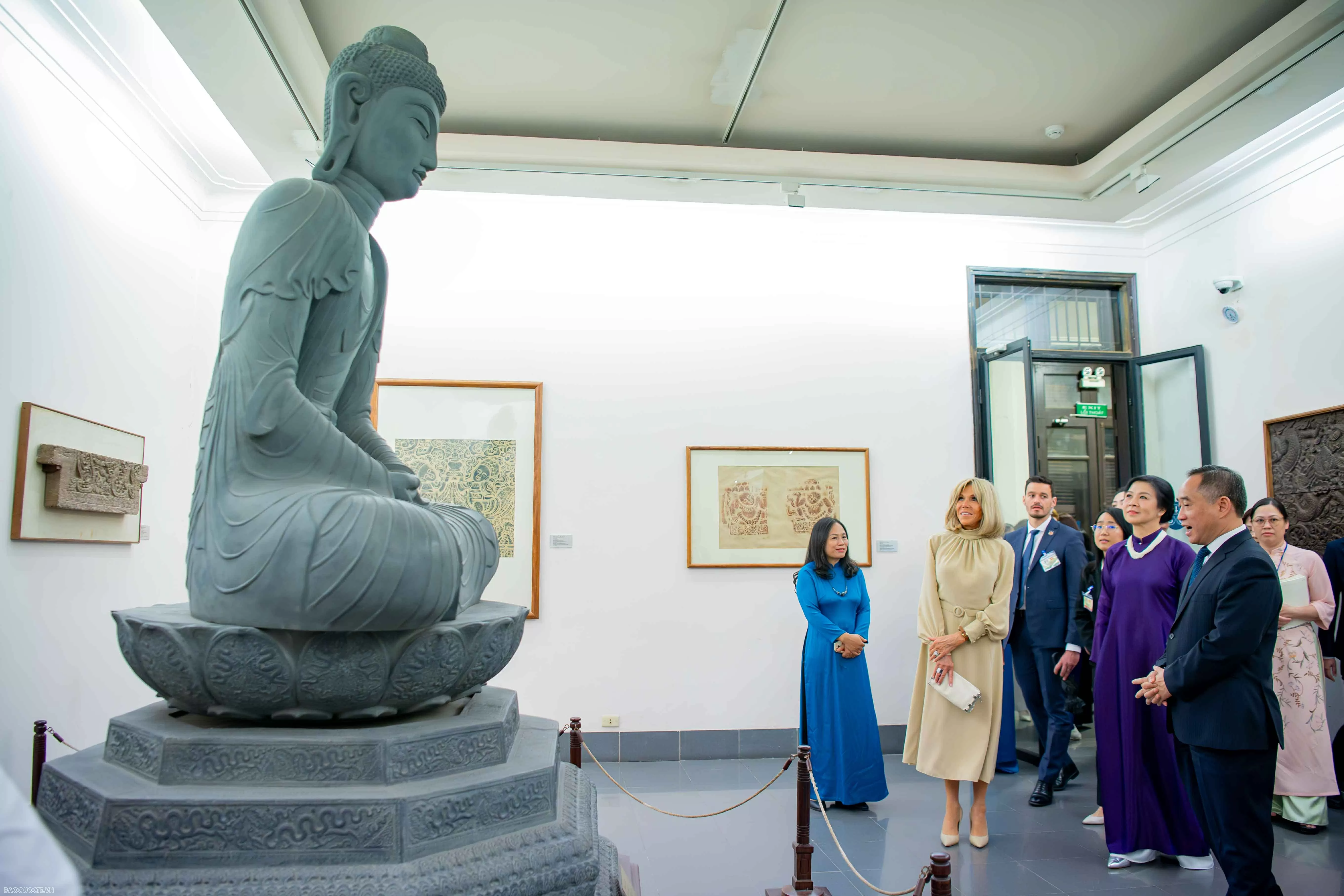 Phu nhân Tổng Bí thư và Phu nhân Tổng thống Pháp chiêm ngưỡng Bảo vật quốc gia Việt Nam