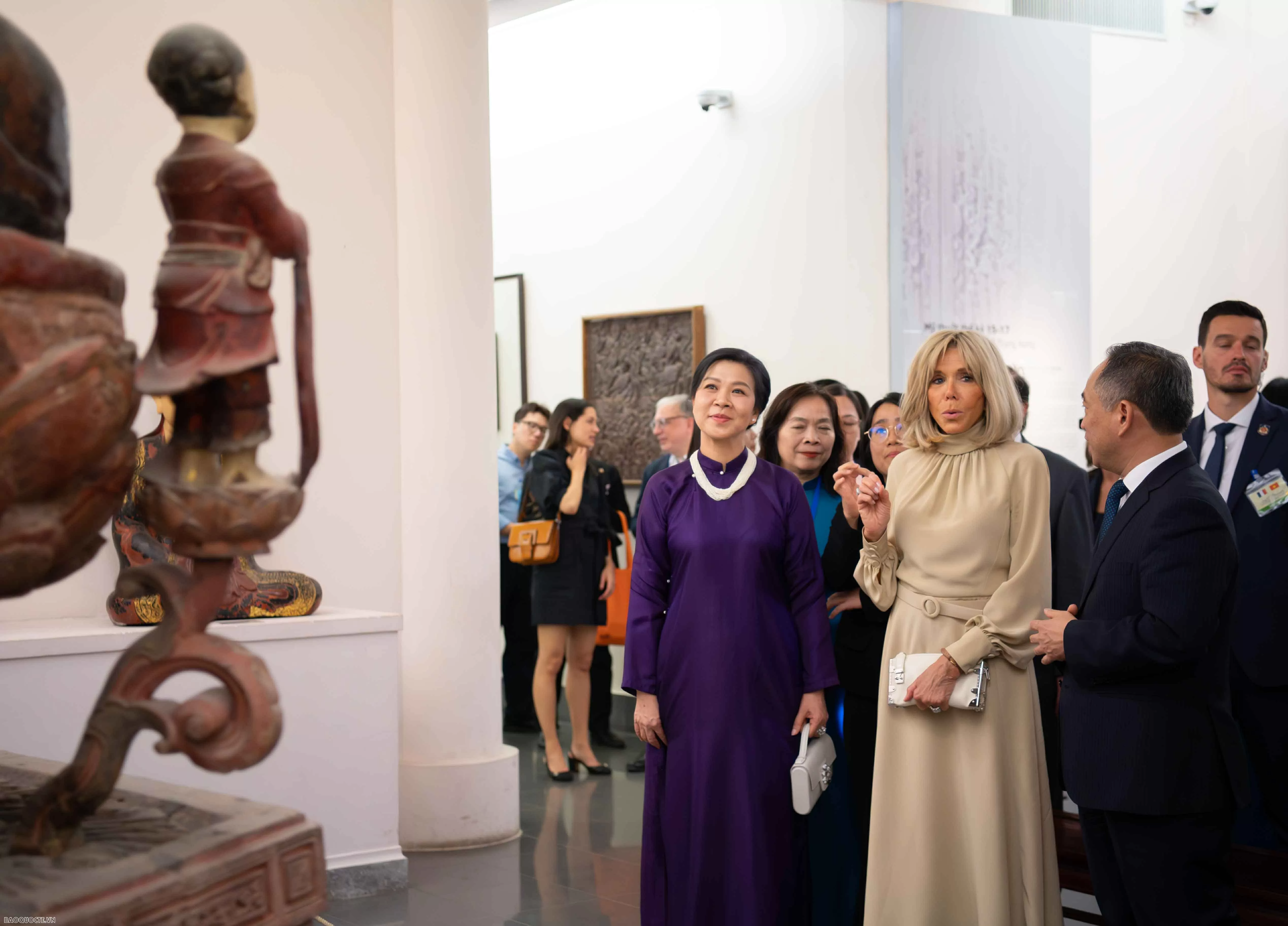 Phu nhân Tổng Bí thư và Phu nhân Tổng thống Pháp chiêm ngưỡng Bảo vật quốc gia Việt Nam