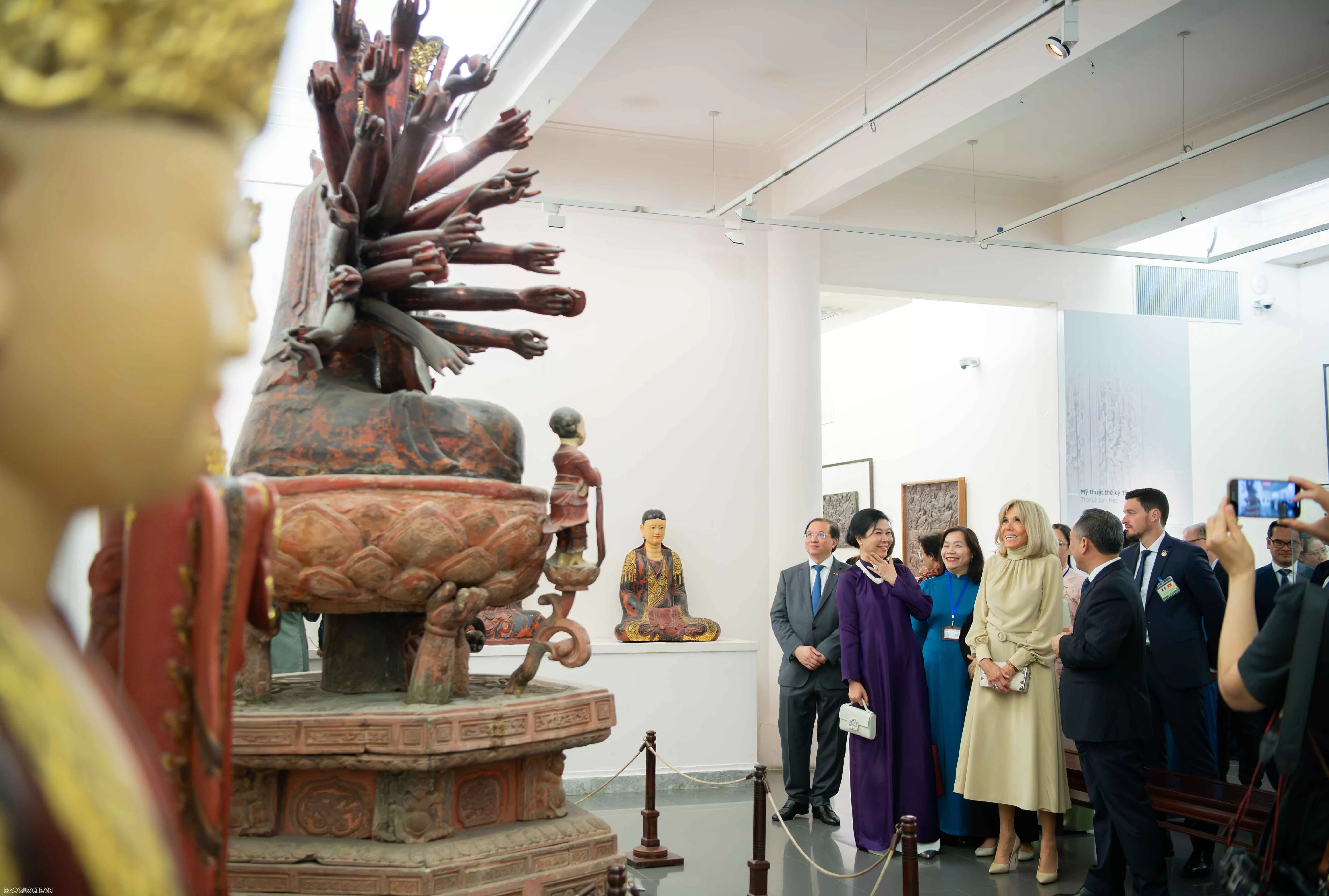 Phu nhân Tổng Bí thư và Phu nhân Tổng thống Pháp chiêm ngưỡng Bảo vật quốc gia Việt Nam