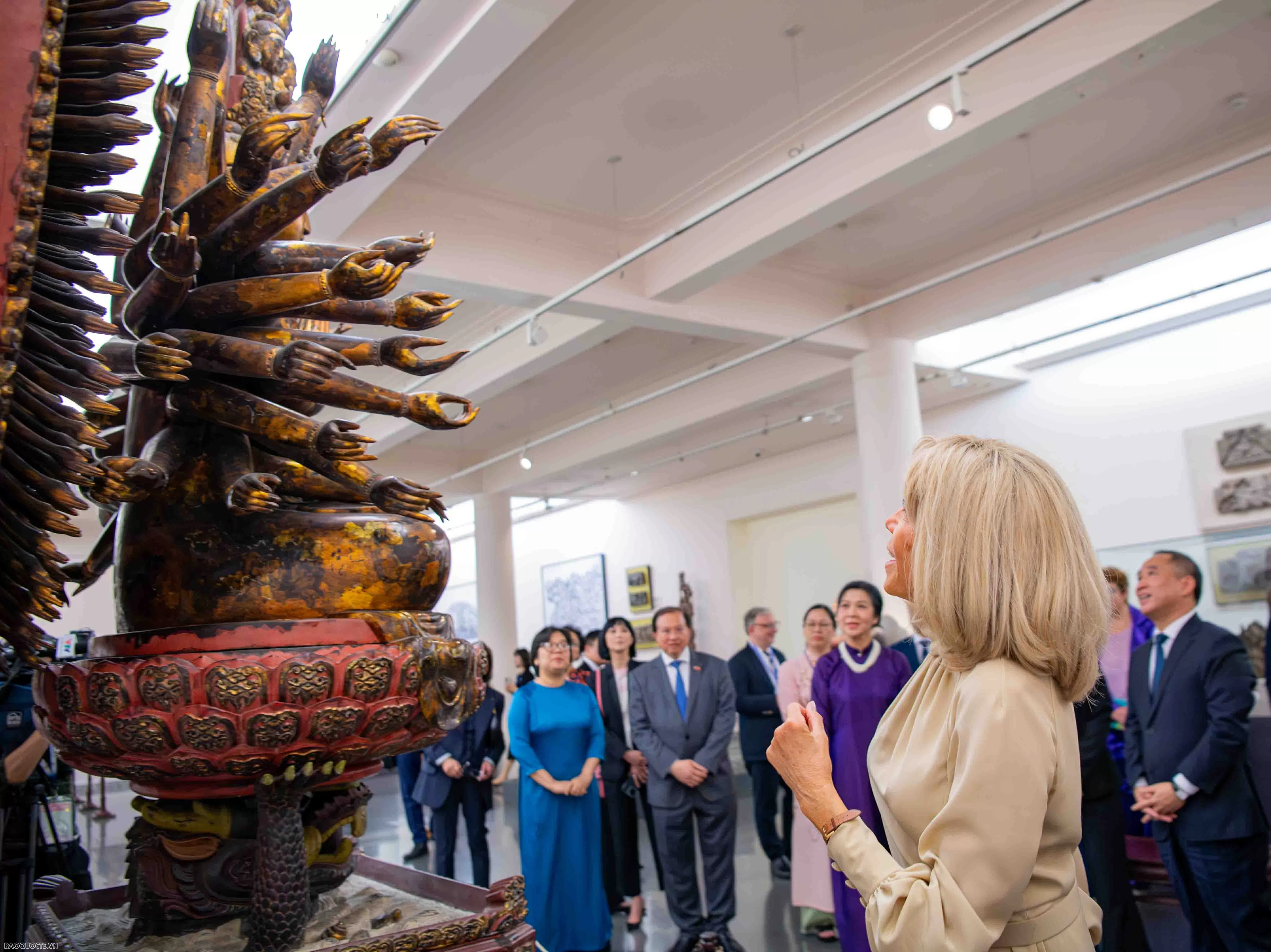 Phu nhân Tổng Bí thư và Phu nhân Tổng thống Pháp chiêm ngưỡng Bảo vật quốc gia Việt Nam