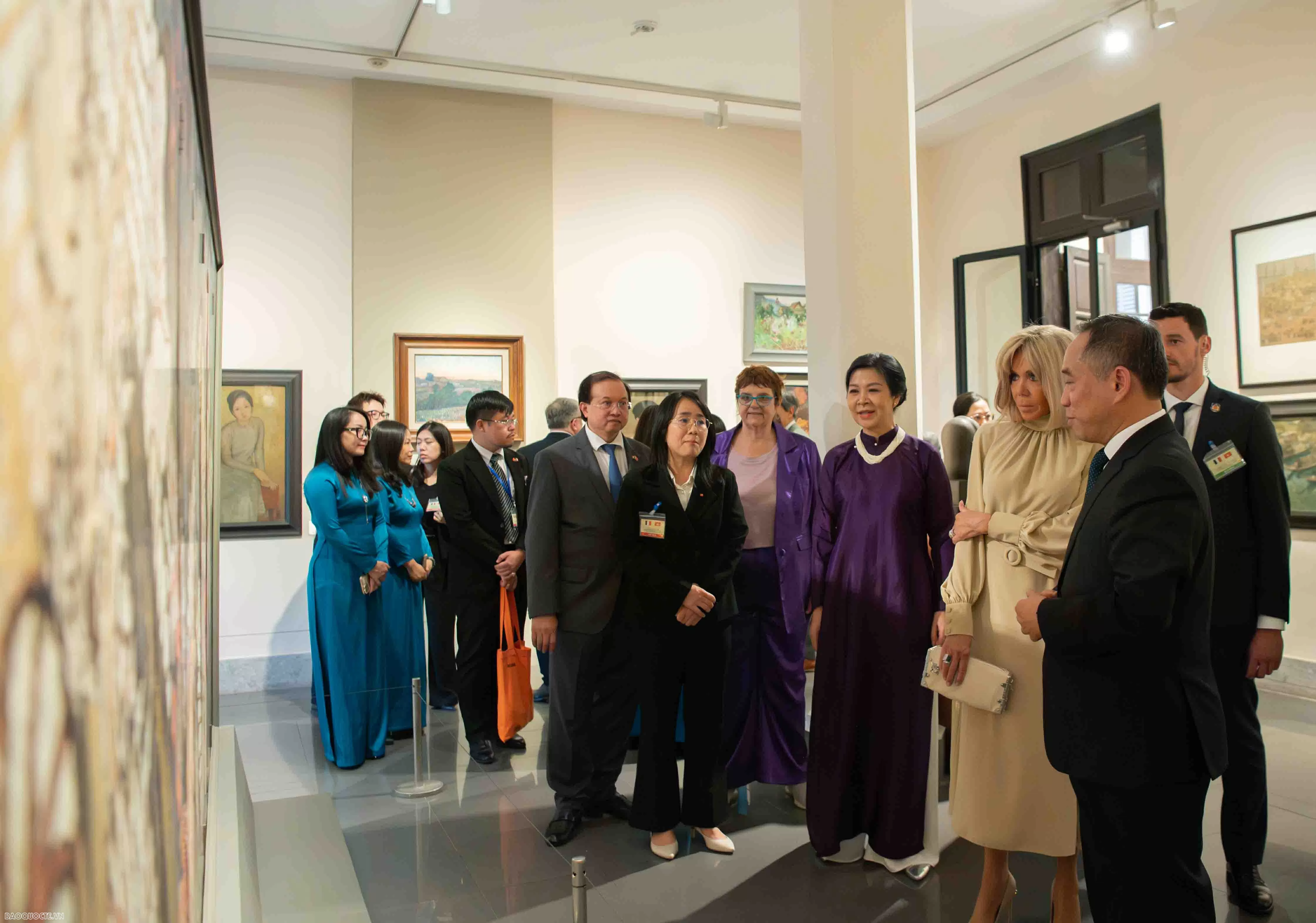 Phu nhân Tổng Bí thư và Phu nhân Tổng thống Pháp chiêm ngưỡng Bảo vật quốc gia Việt Nam