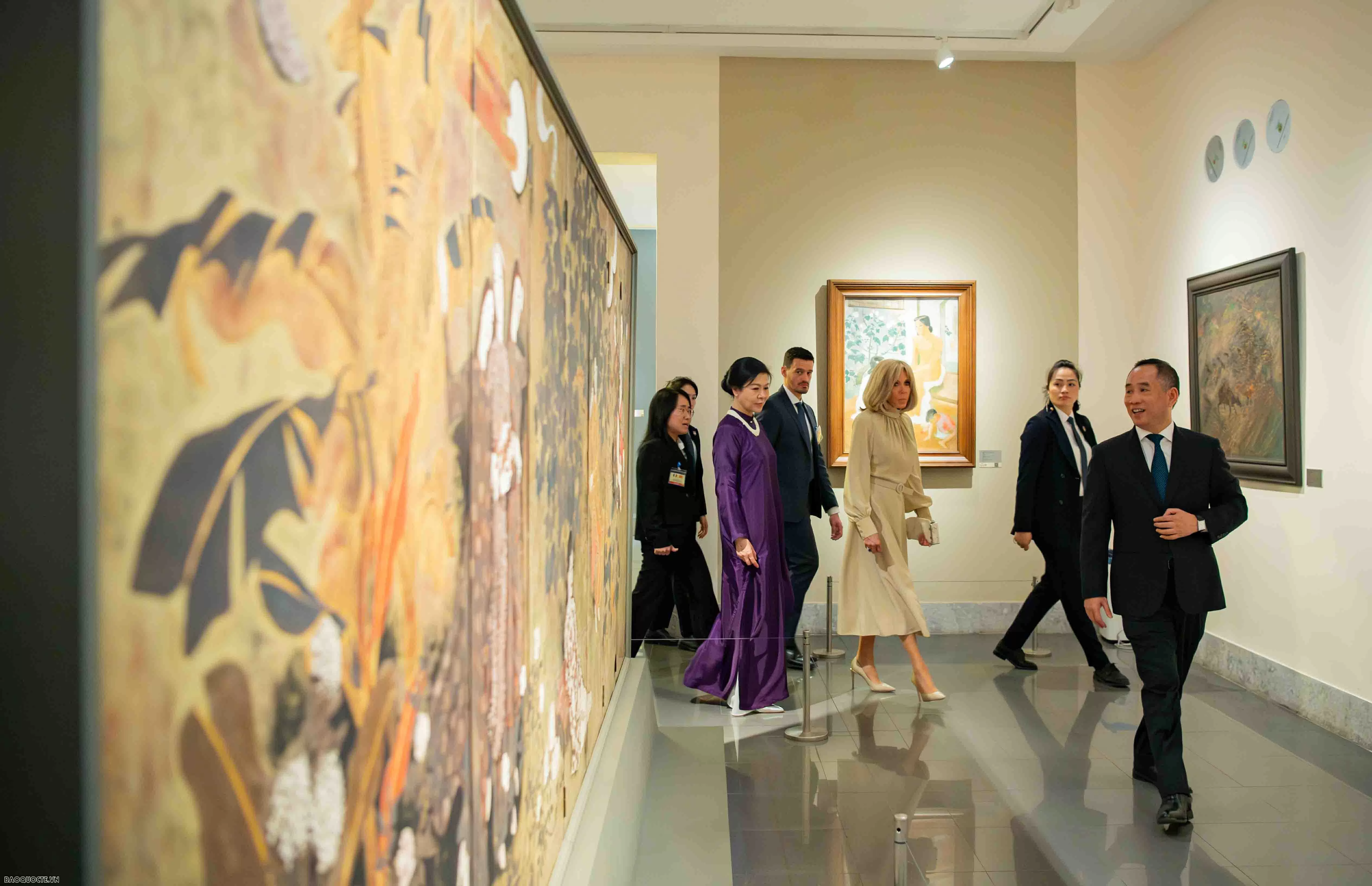 Phu nhân Tổng Bí thư và Phu nhân Tổng thống Pháp chiêm ngưỡng Bảo vật quốc gia Việt Nam