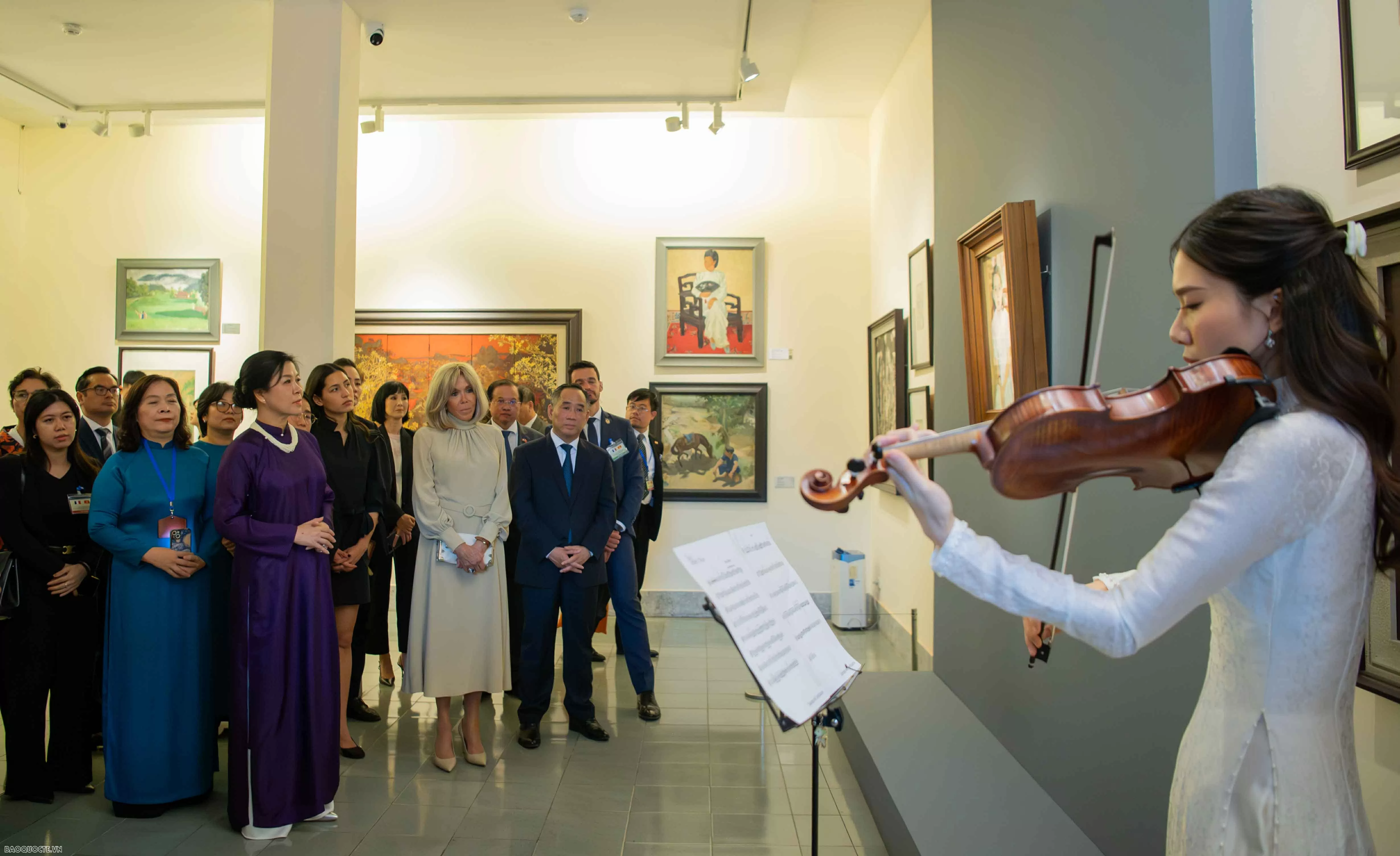 Phu nhân Tổng Bí thư và Phu nhân Tổng thống Pháp chiêm ngưỡng Bảo vật quốc gia Việt Nam