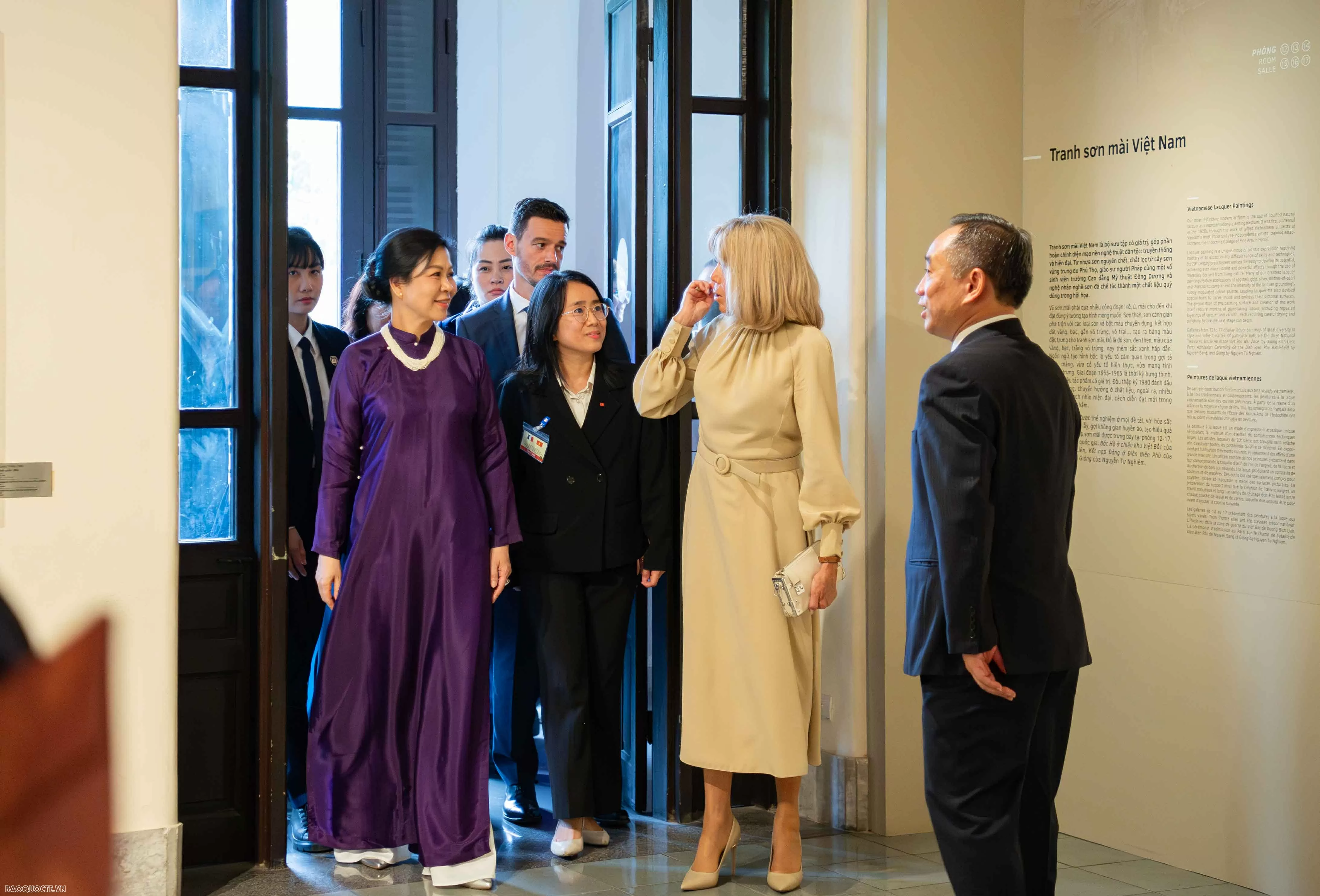 Phu nhân Tổng Bí thư và Phu nhân Tổng thống Pháp chiêm ngưỡng Bảo vật quốc gia Việt Nam