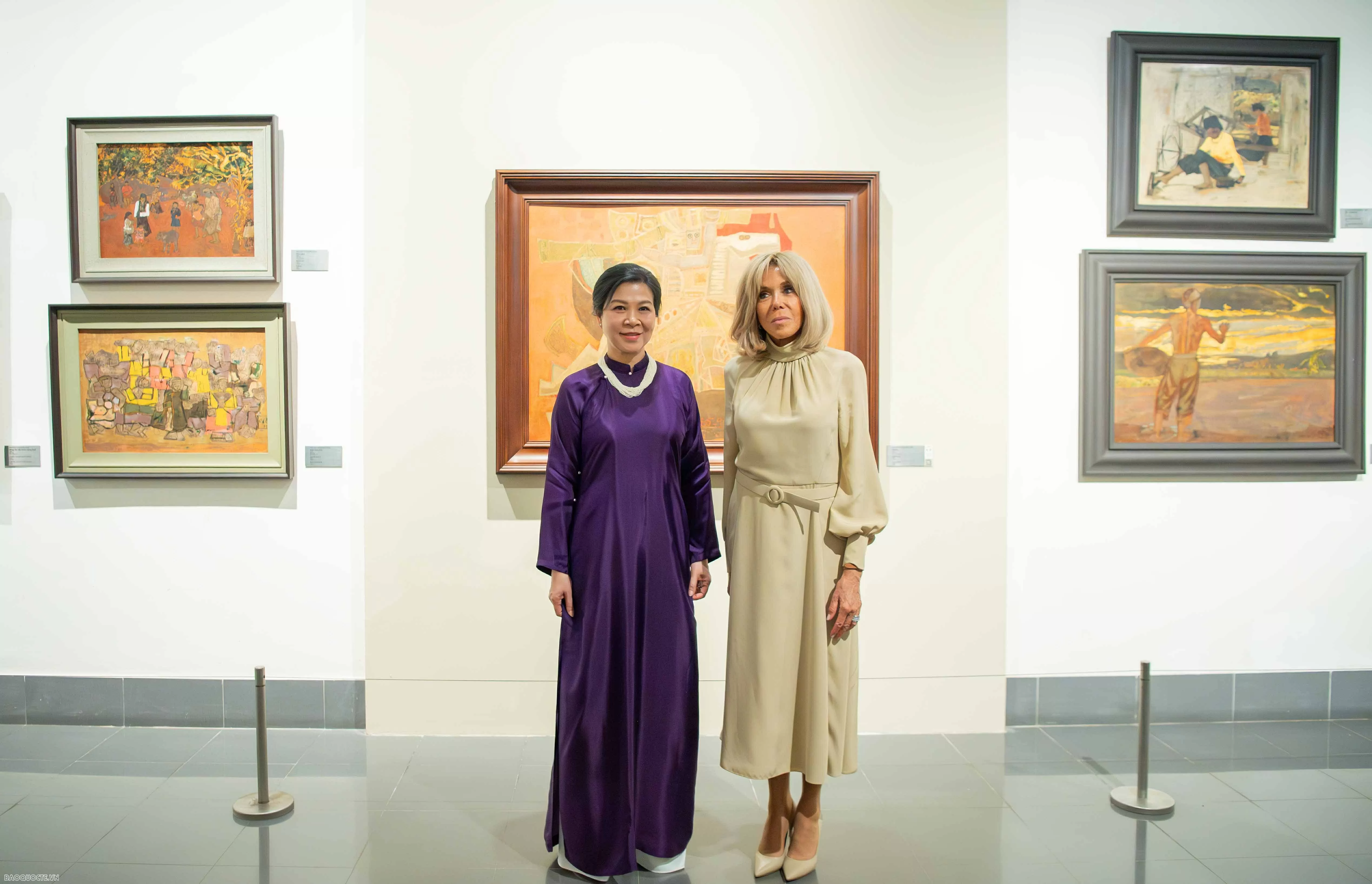 Phu nhân Tổng Bí thư và Phu nhân Tổng thống Pháp chiêm ngưỡng Bảo vật quốc gia Việt Nam