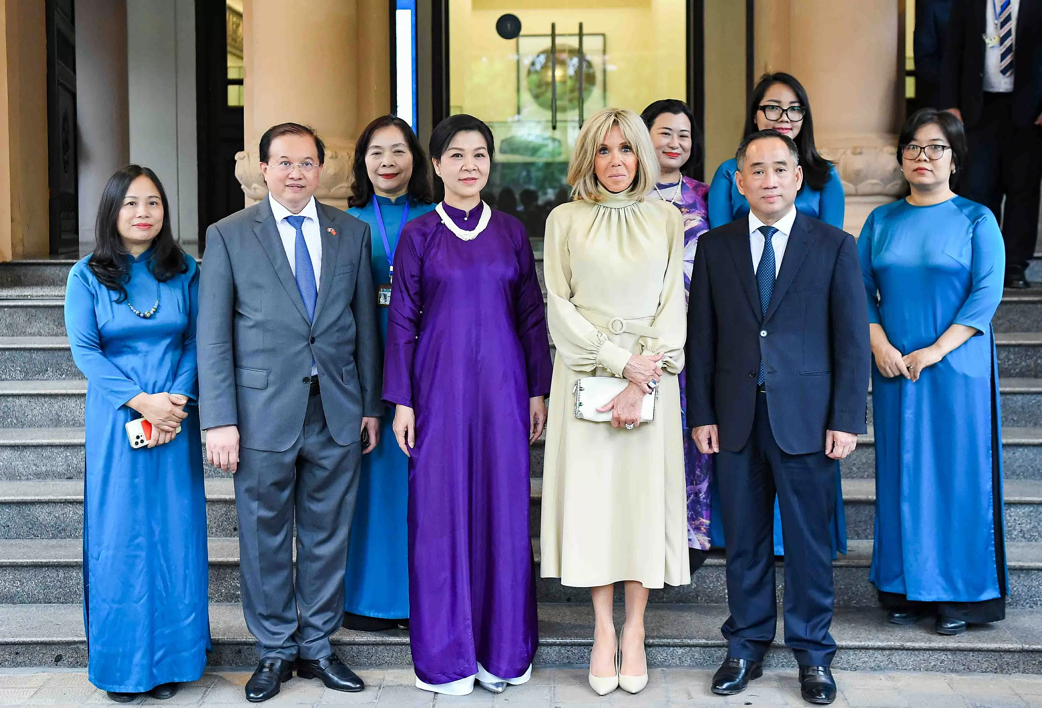 Phu nhân Tổng Bí thư và Phu nhân Tổng thống Pháp chiêm ngưỡng Bảo vật quốc gia Việt Nam